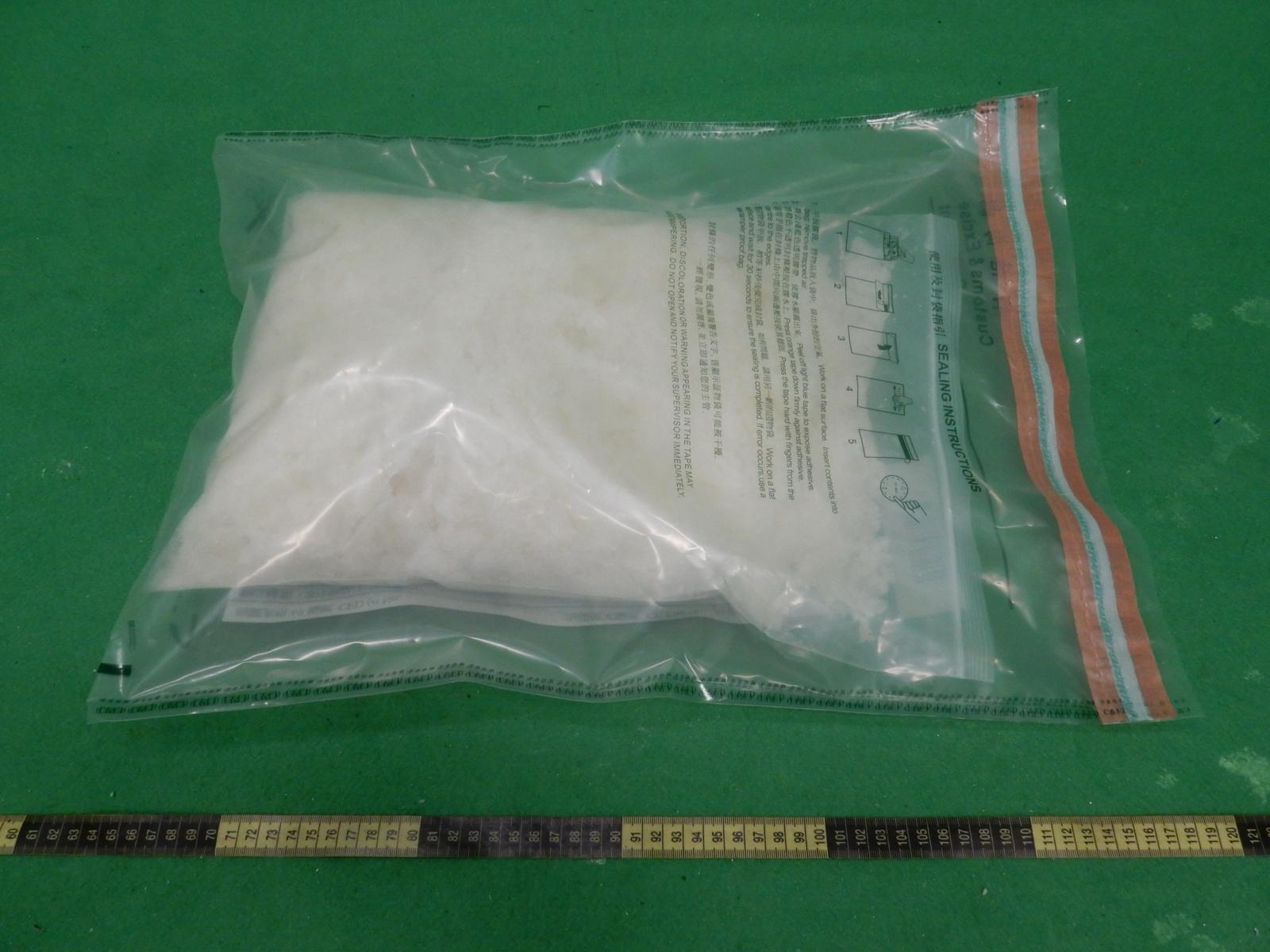 Hong Kong Customs yesterday (October 24) detected a drug trafficking case involving baggage concealment at Hong Kong International Airport and seized about 4 kilograms of suspected methamphetamine with an estimated market value of about $2.2 million. Photo shows the suspected methamphetamine seized.