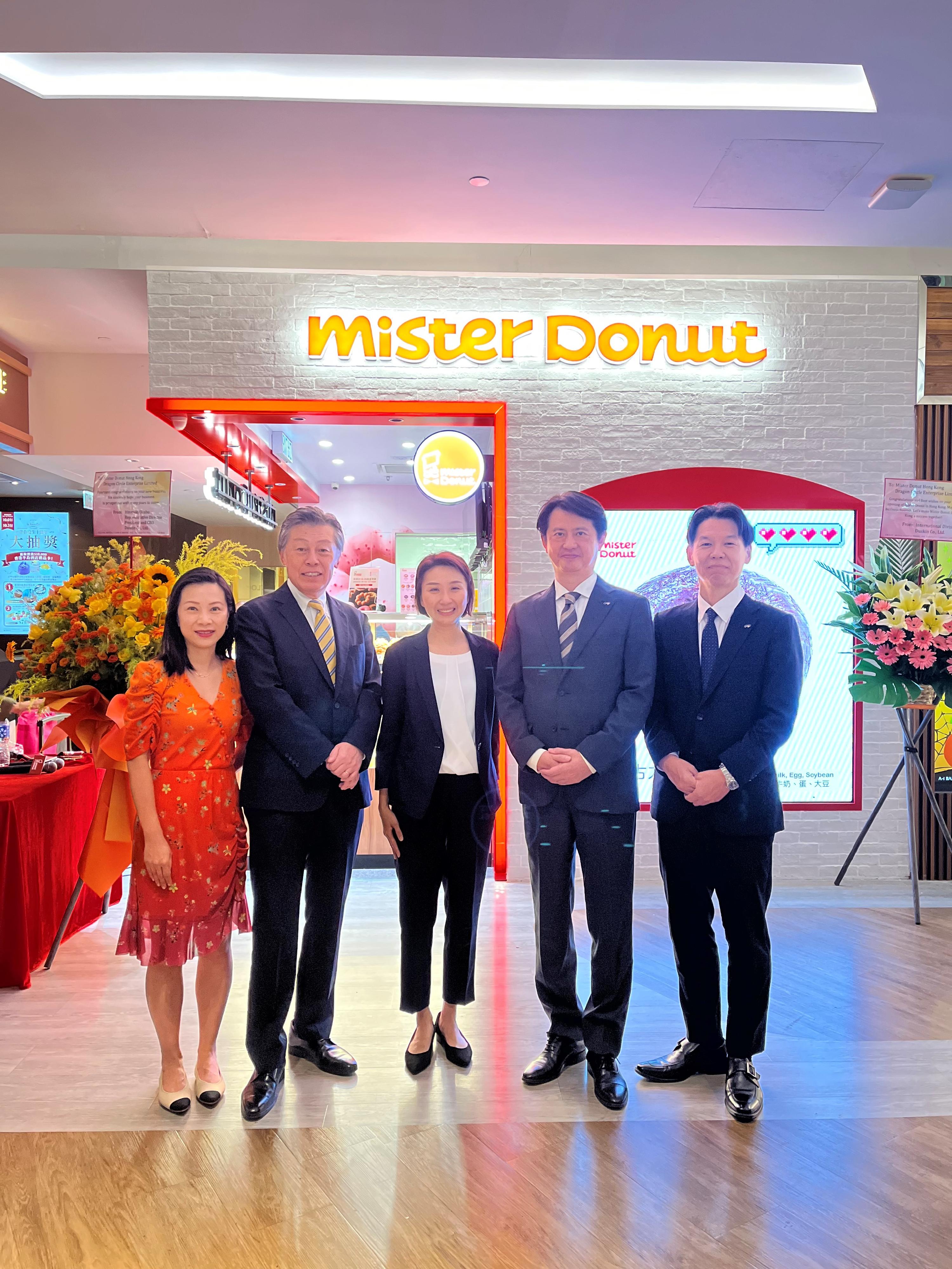 投资推广署宣布，日本冬甩连锁店Mister Donut在香港开设的首间门市今日（十月二十六日）正式开幕，将人气日本冬甩品牌带到香港，继续拓展区内业务。图为（左起）投资推广署总裁（旅游及款待）黄思敏、日本驻港总领事冈田健一、龙环企业有限公司首席执行官苏思玉、Duskin株式会社企业业务董事及营运总监上野进一郎和Duskin株式会社营运总监及国际业务主管山本一成于开幕礼上合照。