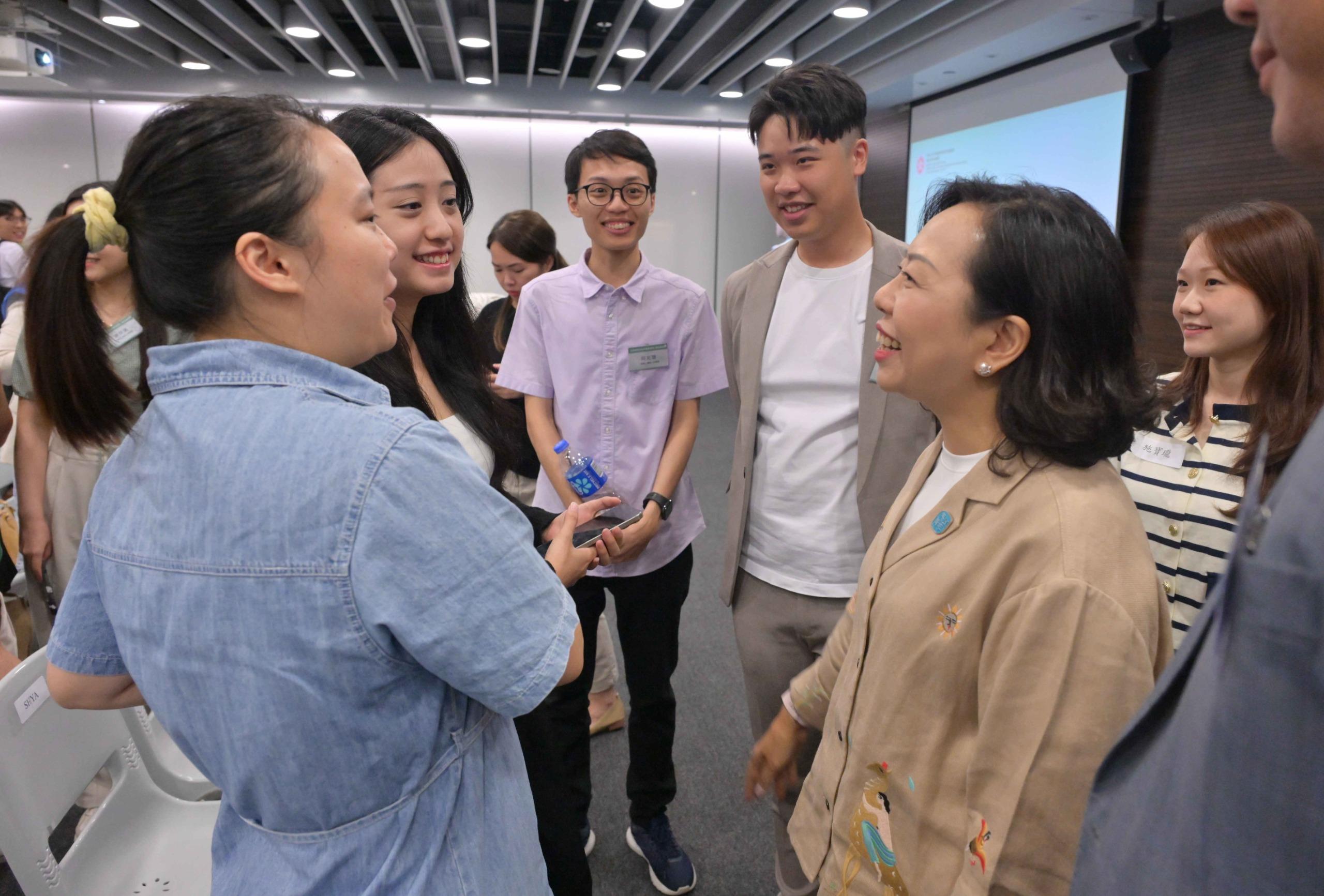 The Secretary for Home and Youth Affairs, Miss Alice Mak attended the Youth Dialogue on "The Chief Executive's 2024 Policy Address" organised for members of Youth Link today (October 26). Photo shows Miss Mak (second right) interacting with the youths.
