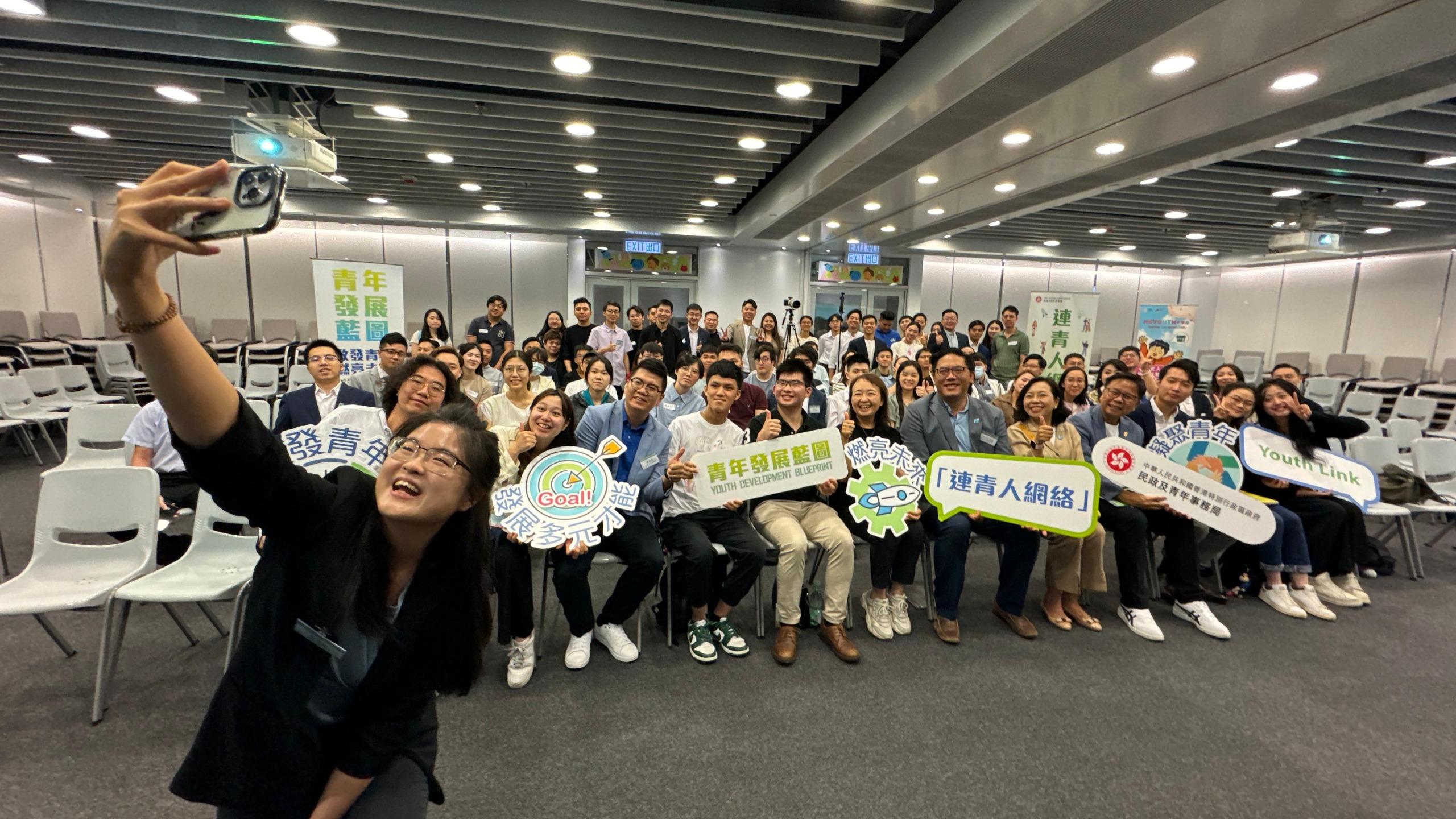 The Secretary for Home and Youth Affairs, Miss Alice Mak (first row, fifth right); the Under Secretary for Home and Youth Affairs, Mr Clarence Leung (first row, sixth right), and the Commissioner for Youth, Mr Eric Chan (first row, fourth right), attended the Youth Dialogue on "The Chief Executive's 2024 Policy Address" organised for members of Youth Link today (October 26). They introduced the policy measures related to the Home and Youth Affairs Bureau in the Policy Address to young people and engaged in discussions with the youth.