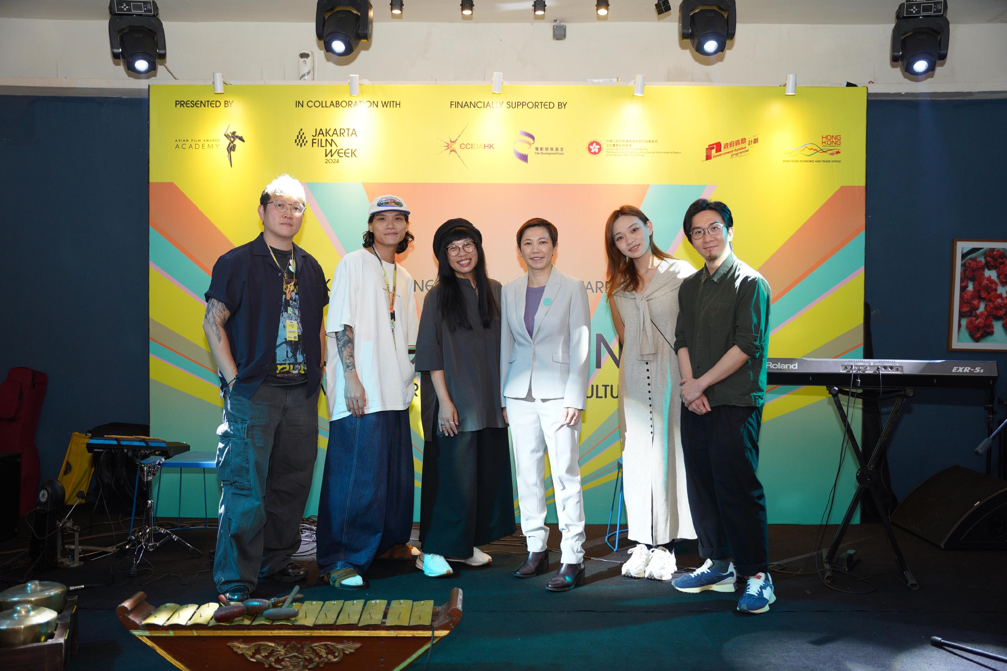 The Director-General of the Hong Kong Economic and Trade Office in Jakarta, Miss Libera Cheng, attended the “Hong Kong Night” of the Jakarta Film Week in Jakarta, Indonesia today (October 26). Photo shows Miss Cheng (third right) and filmmakers from Hong Kong.