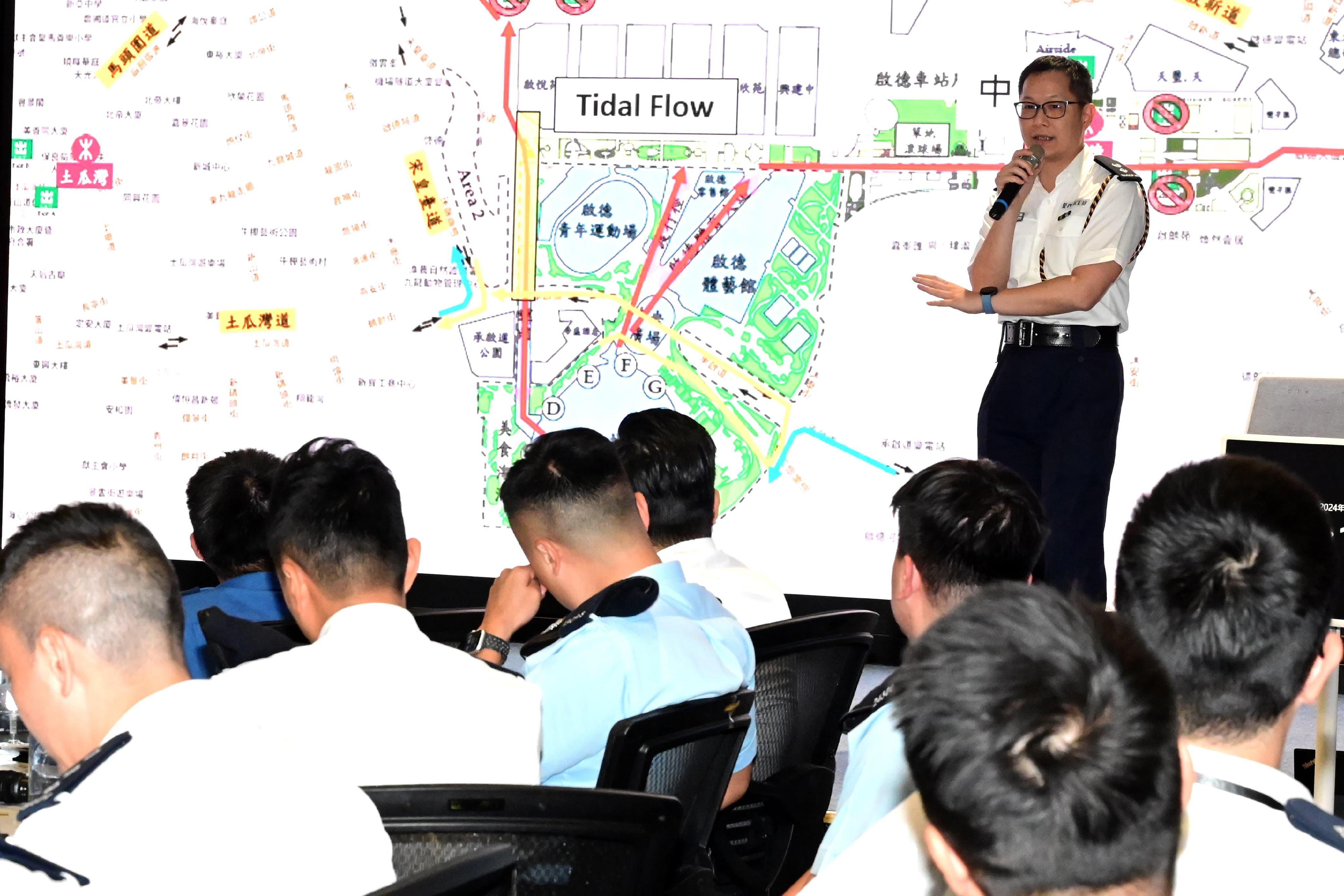 香港警务处东九龙总区行动部昨日（十月二十五日）在东九龙总部举行首个有关启德体育园的跨部门桌上演练。图示东九龙总区高级警司（行动）叶杰辉讲解演练详情。