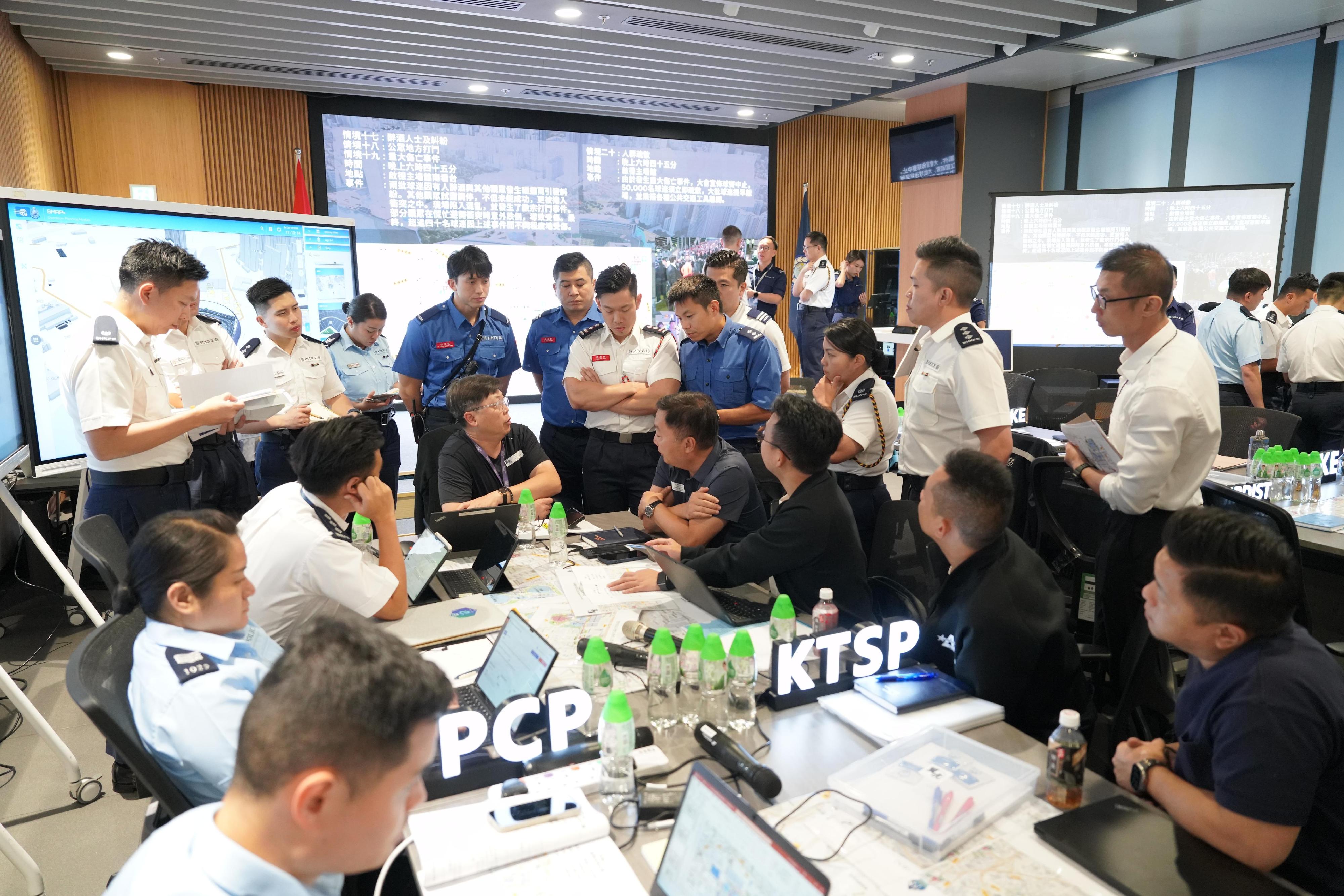 香港警务处东九龙总区行动部昨日（十月二十五日）在东九龙总部举行首个有关启德体育园的跨部门桌上演练。图示警方与政府部门及相关机构代表商讨应对可能发生的突发情境所采取的措施。