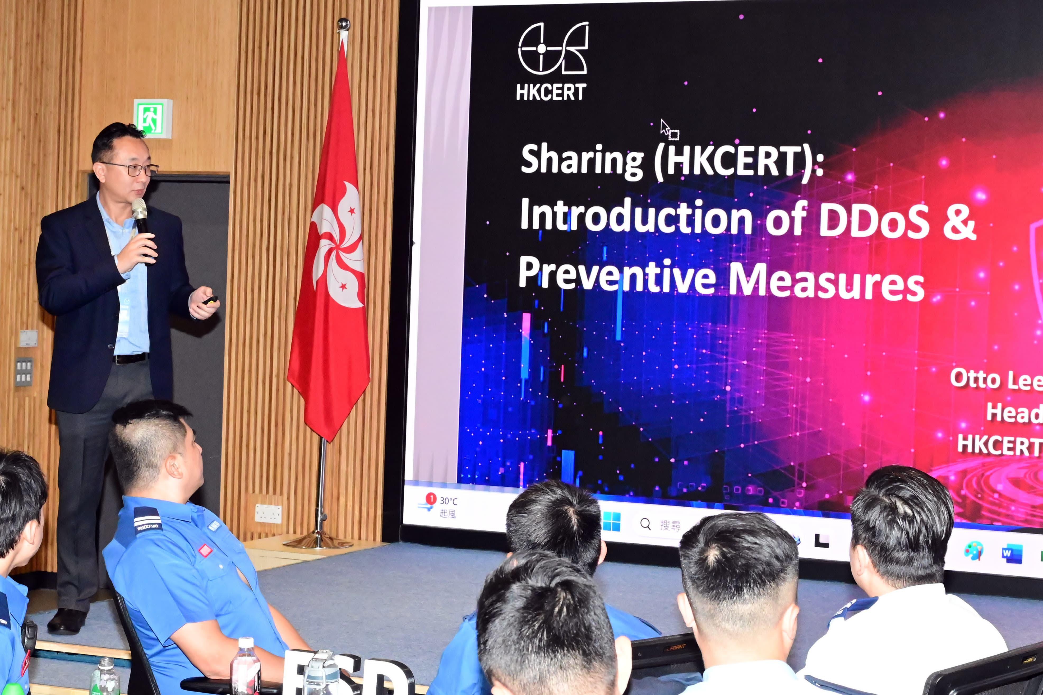 The Kowloon East Region of the Hong Kong Police Force held the first inter-departmental tabletop exercise for the Kai Tak Sports Park at the Kowloon East Regional Headquarters yesterday (October 25). Photo shows the head of the Hong Kong Computer Emergency Response Team Coordination Centre, Mr Otto Lee, sharing experience in preventing cyberattacks.