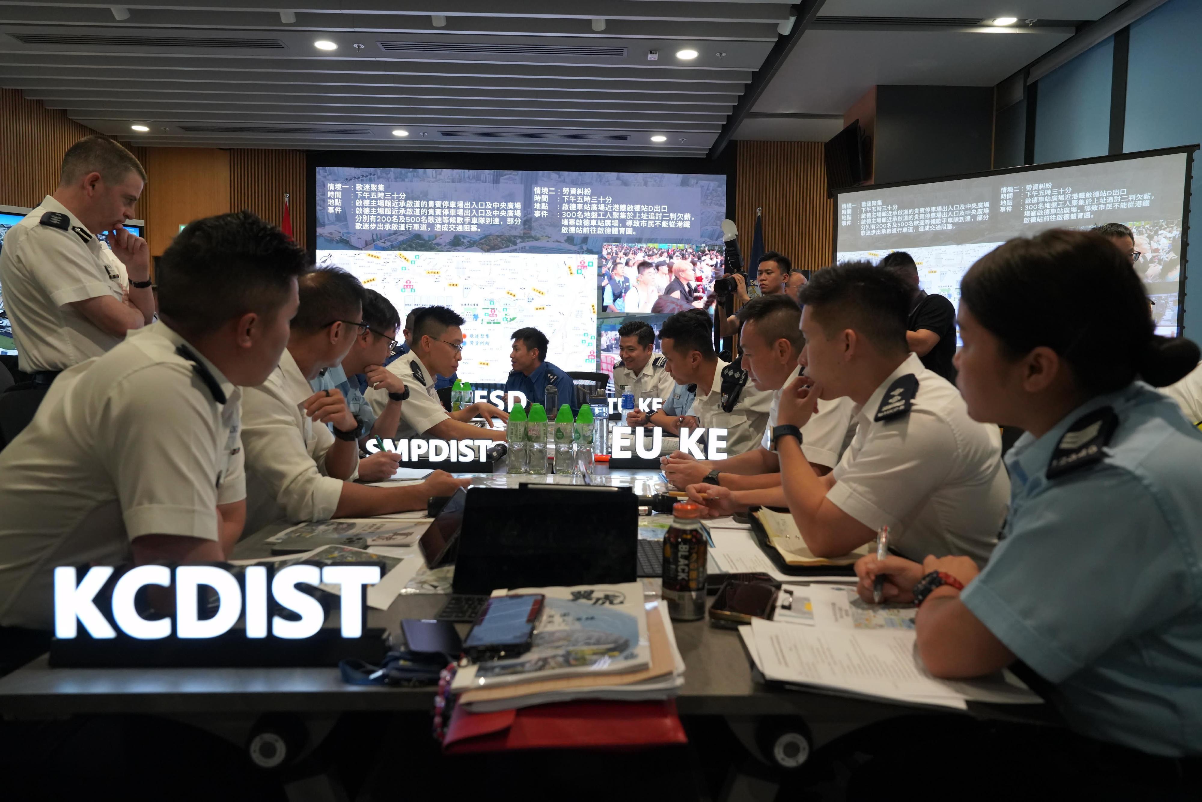 The Kowloon East Region of the Hong Kong Police Force held the first inter-departmental tabletop exercise for the Kai Tak Sports Park at the Kowloon East Regional Headquarters yesterday (October 25). Photo shows HKPF discussing with representatives from various government departments and related organisations on contingency measures for potential emergency situations.