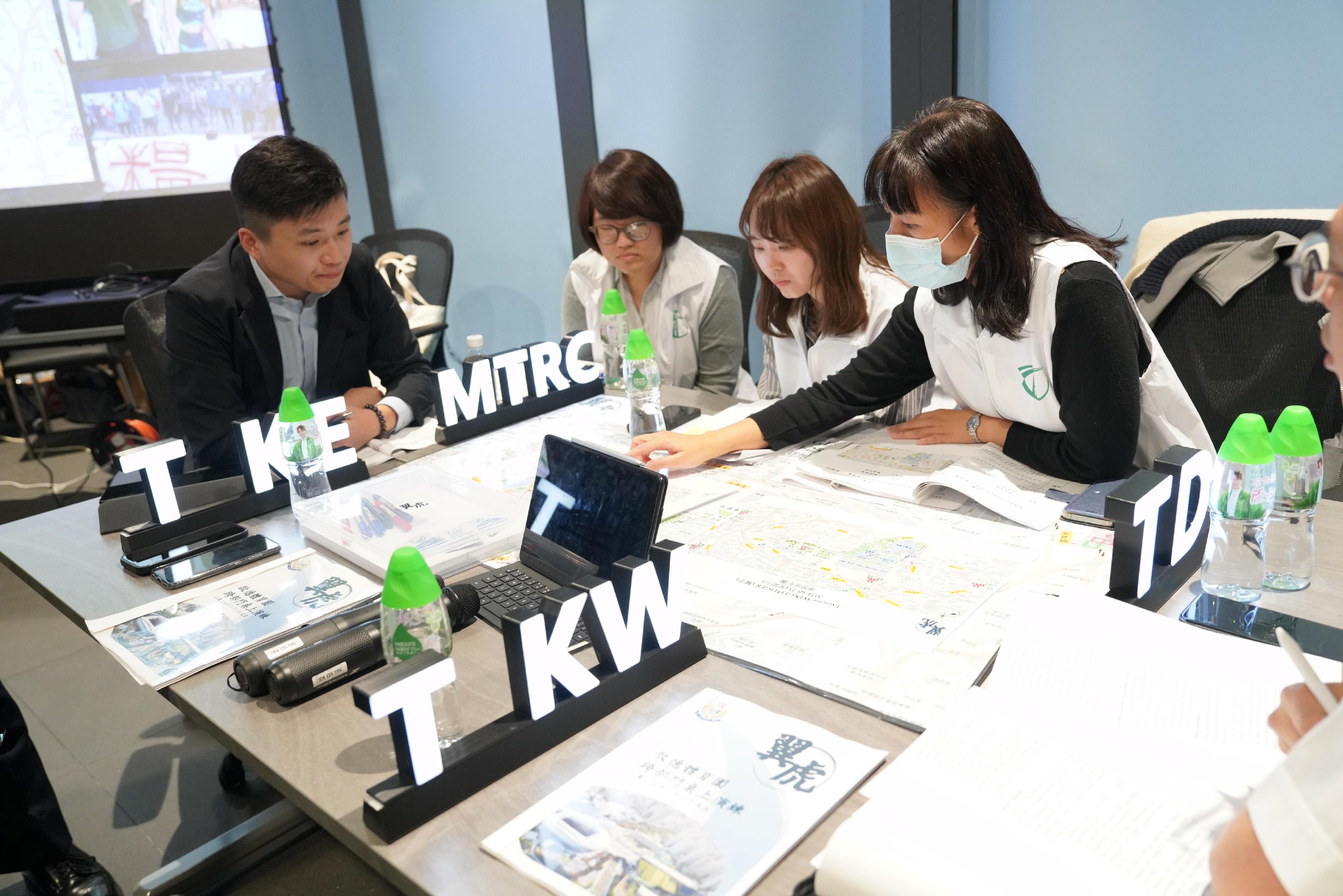 The Kowloon East Region of the Hong Kong Police Force held the first inter-departmental tabletop exercise for the Kai Tak Sports Park at the Kowloon East Regional Headquarters yesterday (October 25). Photo shows representatives from various government departments and related organisations discussing on contingency measures for potential emergency situations.