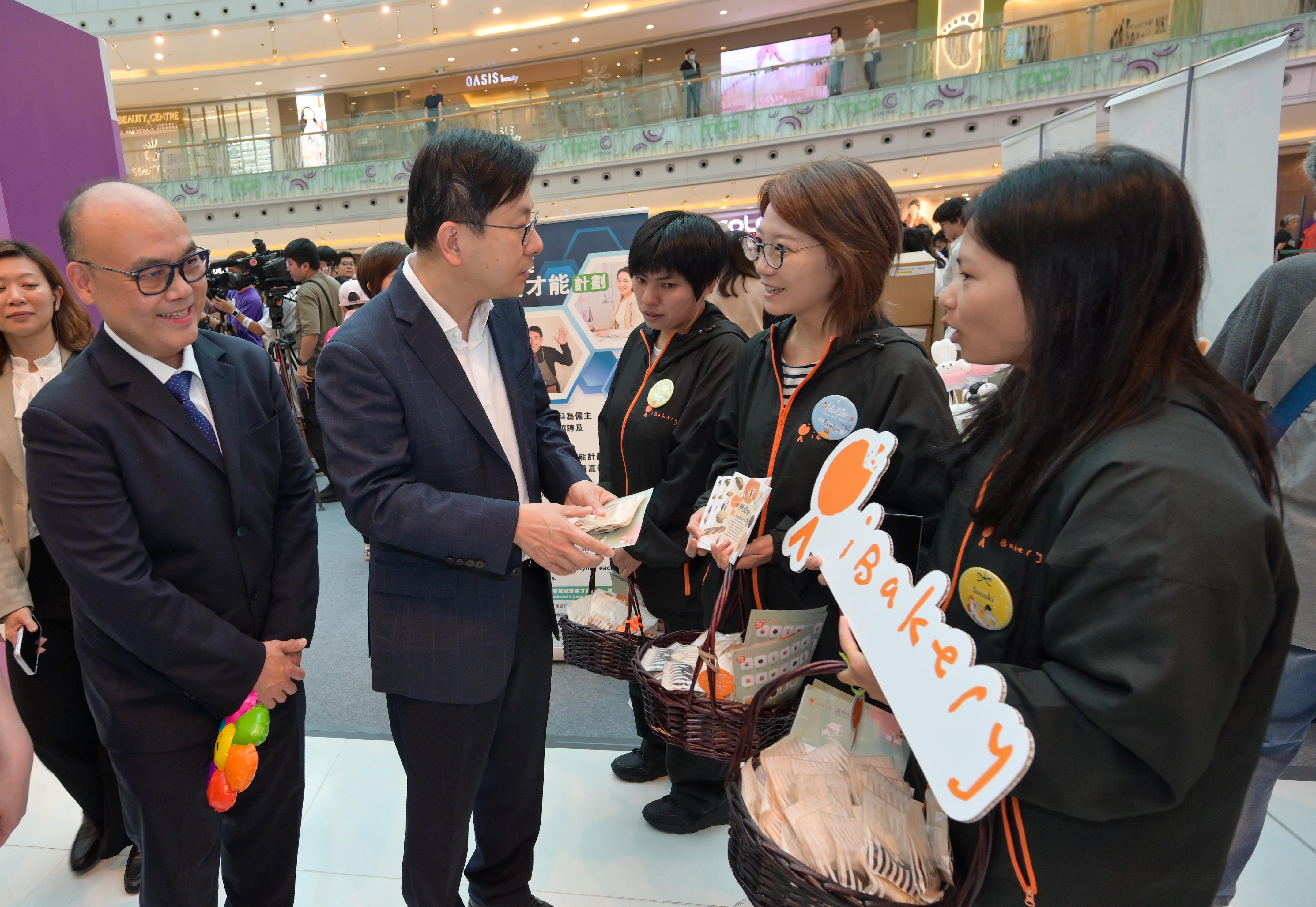 劳工及福利局局长孙玉菡今日（十月二十六日）为「齐贺国庆75周年．2024精神健康月开幕典礼暨嘉年华」主礼。精神健康月由劳工及福利局联同多个决策局／部门、公营机构及非政府机构合办，以响应世界心理卫生联盟发起的「世界精神卫生日」。2024精神健康月以「连系身边人」为主题，宣扬精神健康的重要性，并呼吁公众关注照顾者及鼓励精神复元人士融入职场。图示孙玉菡（左二）参观劳工处及社会福利署摊位，了解团队如何支援精神复元人士就业。
