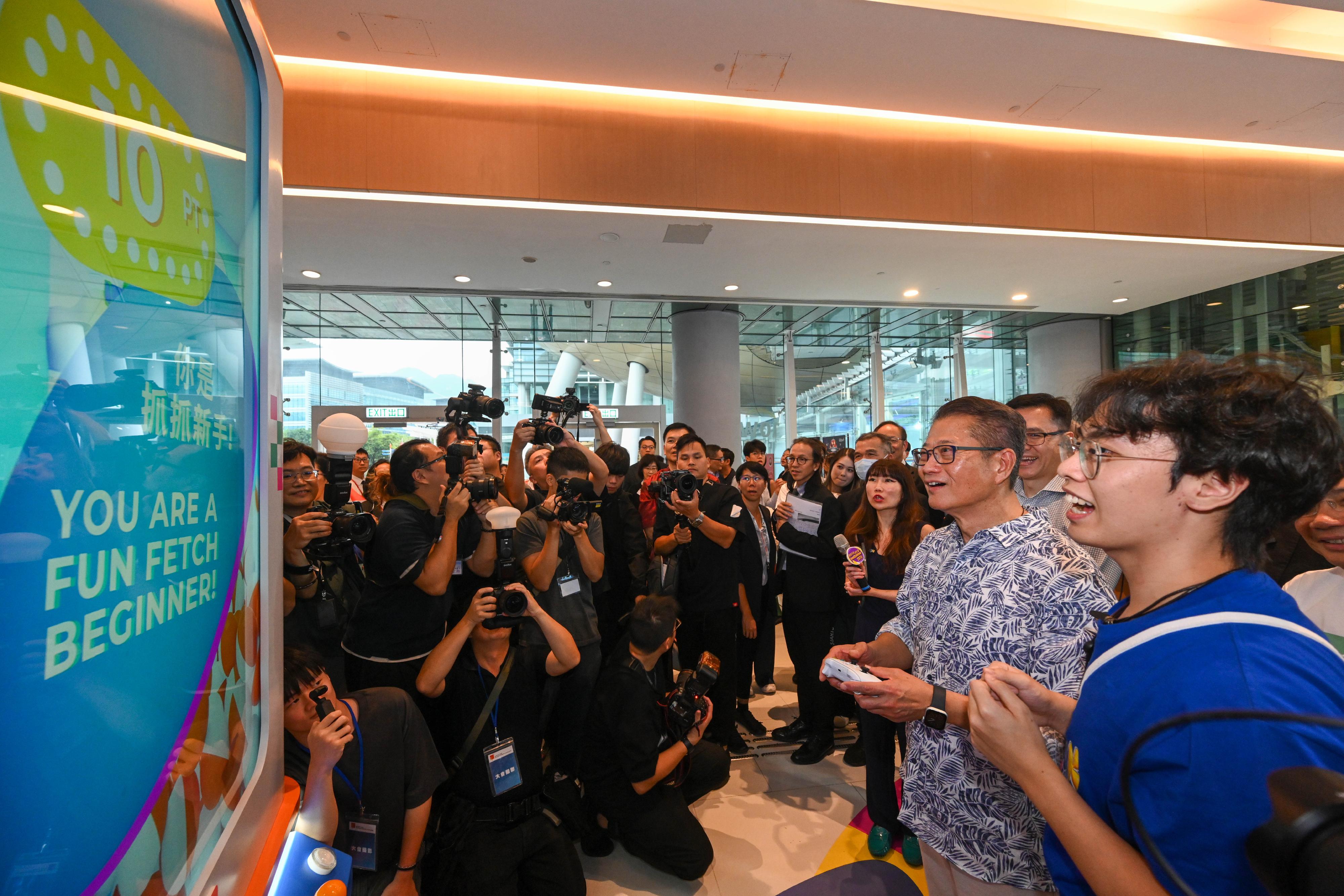 The Financial Secretary, Mr Paul Chan, attended the opening ceremony of InnoCarnival 2024 today (October 26). Photo shows Mr Chan (second right) visiting an exhibition booth of the Hong Kong Science and Technology Parks Corporation.
