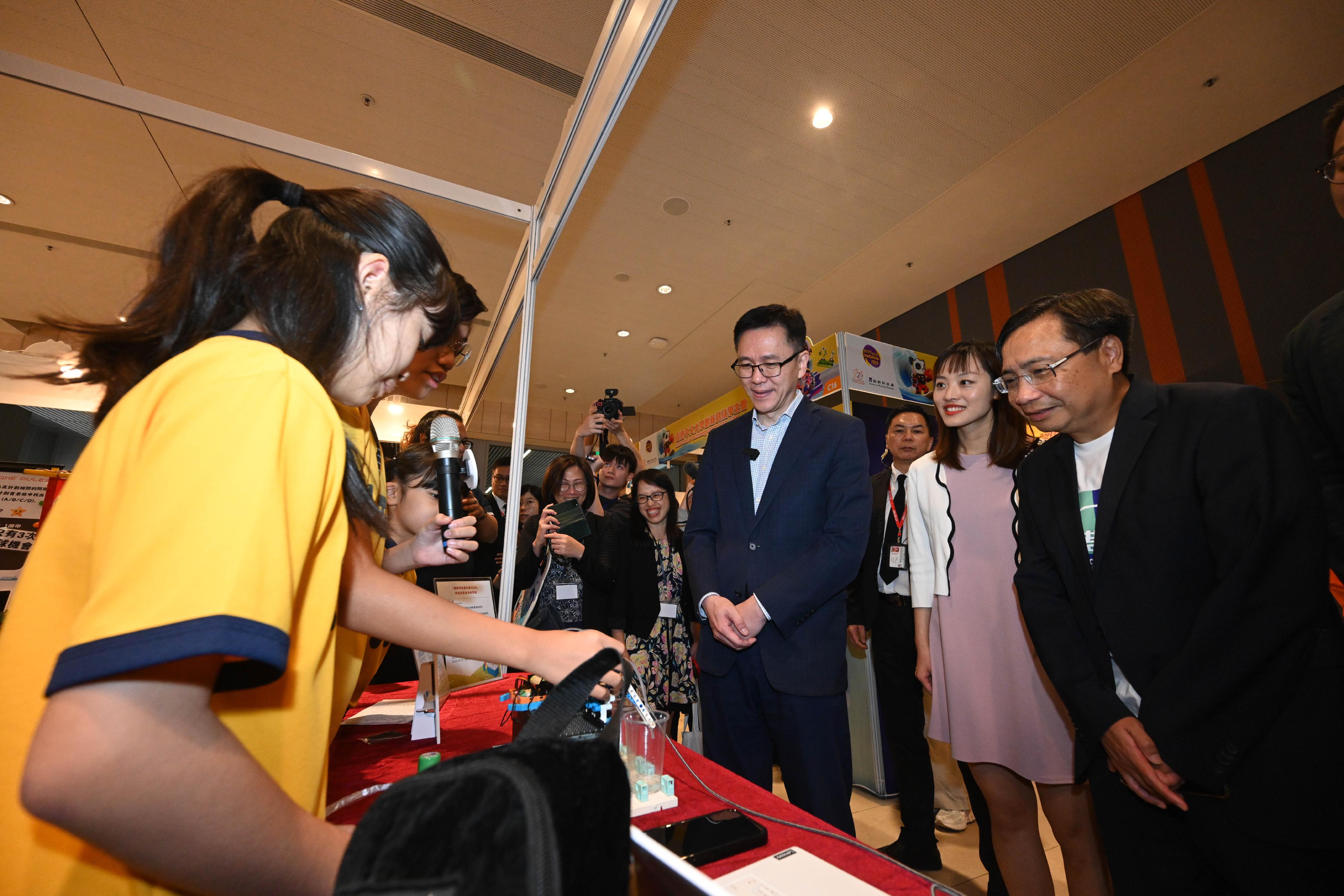 InnoCarnival 2024, organised by the Innovation and Technology Commission, is being held from today (October 26) to November 3 at the Hong Kong Science Park. Photo shows the Secretary for Innovation, Technology and Industry, Professor Sun Dong (third right), the Under Secretary for Innovation, Technology and Industry, Ms Lillian Cheong (second right), and the Commissioner for Innovation and Technology, Mr Ivan Lee (first right), exchanging with students.