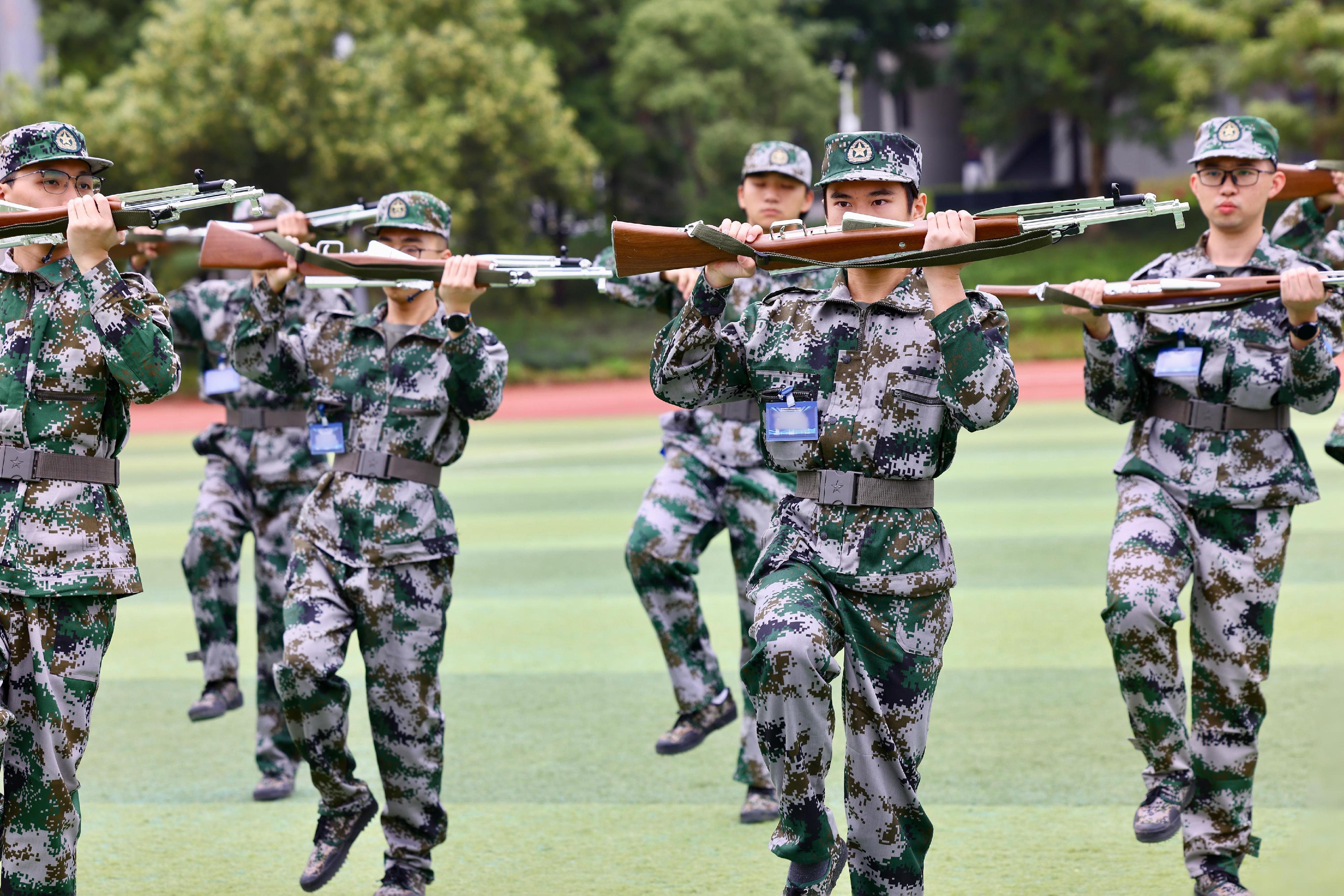 The Secretary for Security, Mr Tang Ping-keung, today (October 26) attended the launch ceremony of the induction course for the new-term Security Bureau Youth Uniformed Group Leaders Forum in Shenzhen, kicking off training activities in the coming year for Hong Kong youth members and students from Shenzhen University, which is the Leaders Forum's partner, as well as youths from Macao joining this year. Photo shows youth members experiencing professional training in relation to national defence and the military.