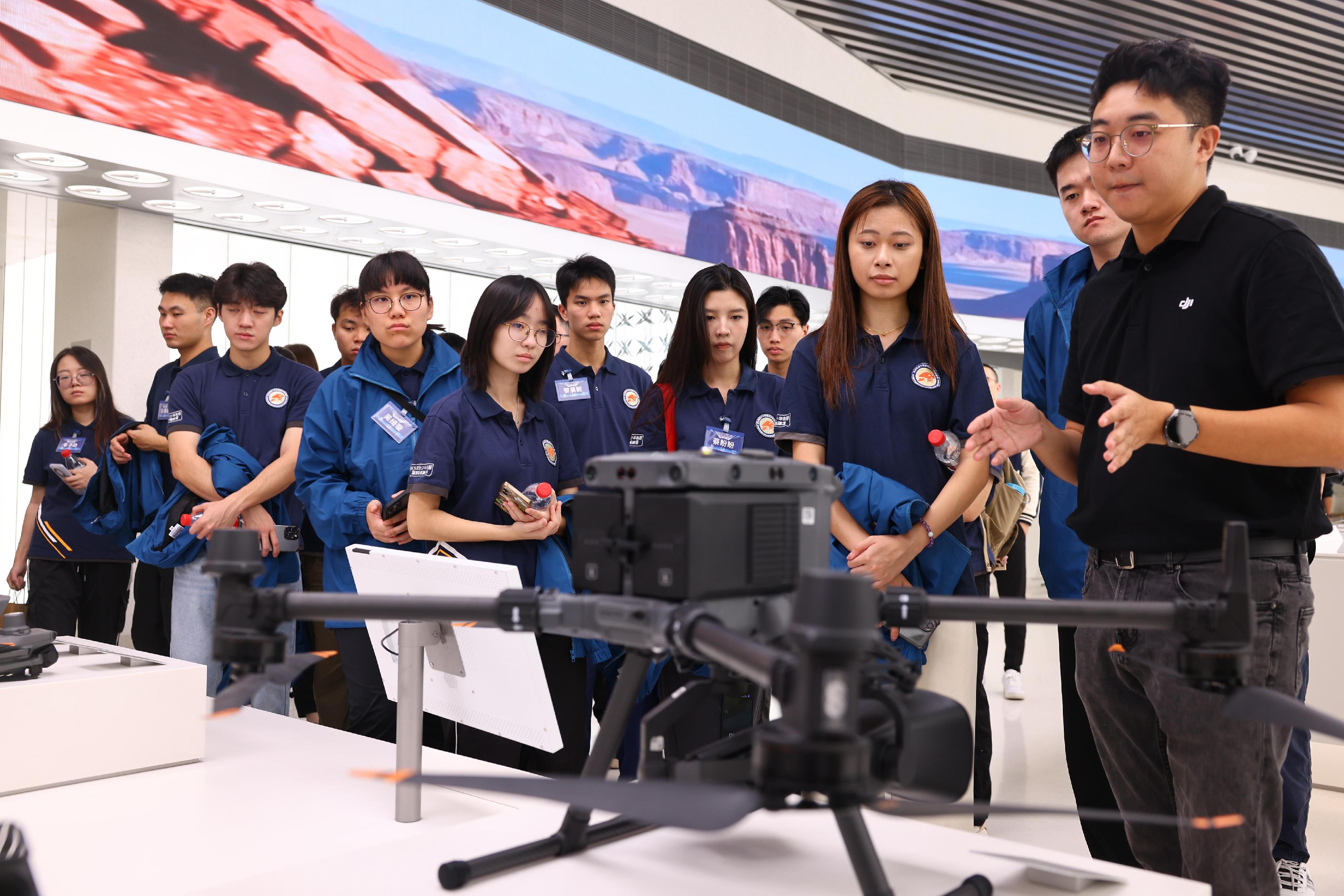 The Secretary for Security, Mr Tang Ping-keung, attended the launch ceremony of the induction course for the new-term Security Bureau Youth Uniformed Group Leaders Forum in Shenzhen on October 26, kicking off training activities in the coming year for Hong Kong youth members and students from Shenzhen University, which is the Leaders Forum's partner, as well as youths from Macao joining this year. Photo shows youth members visiting innovation and technology company DJI today (October 27).