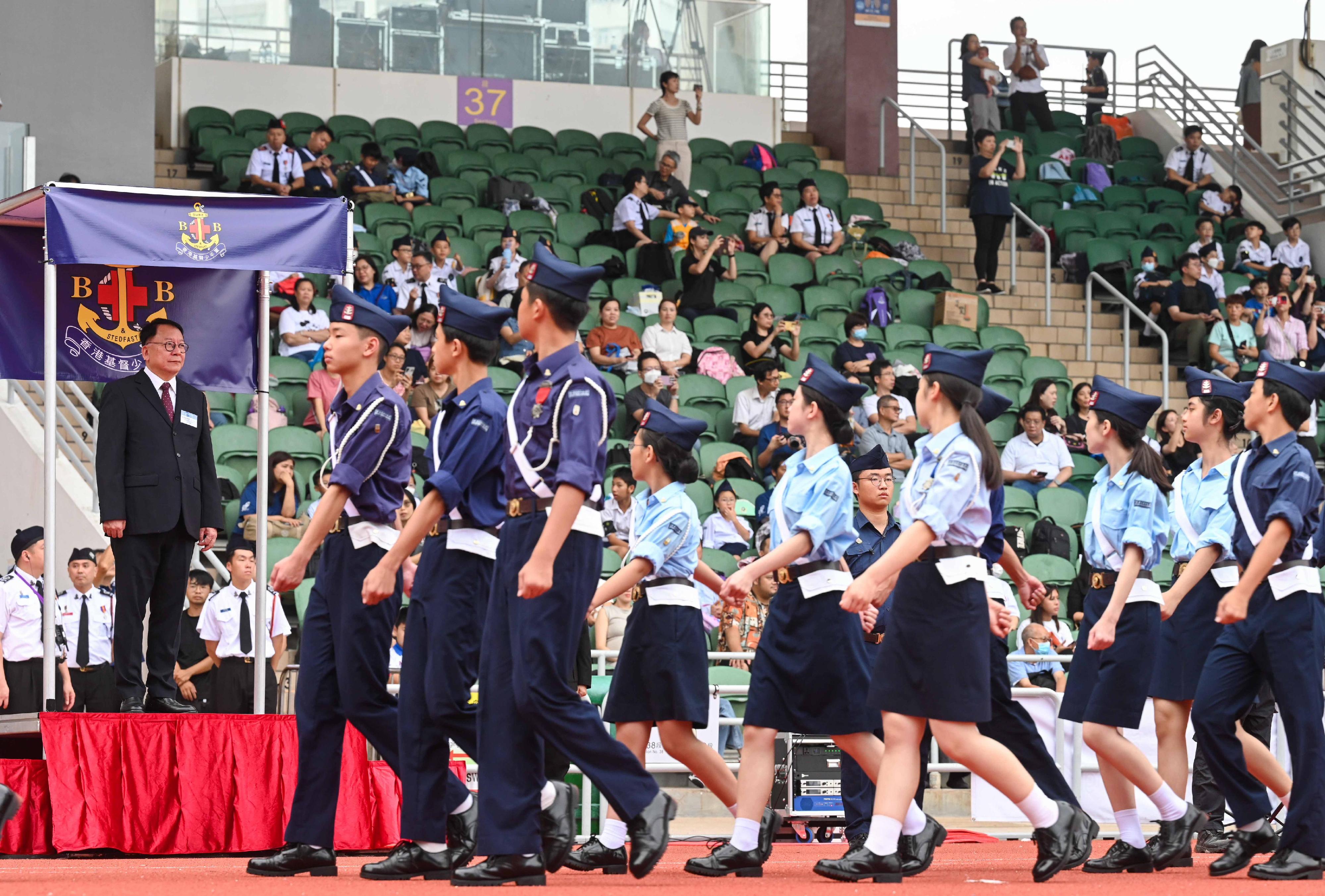 政务司司长陈国基今日（十月二十七日）出席香港基督少年军2024年创办人纪念日大会操暨感恩崇拜。图示陈国基（左一）检阅步操队伍。
