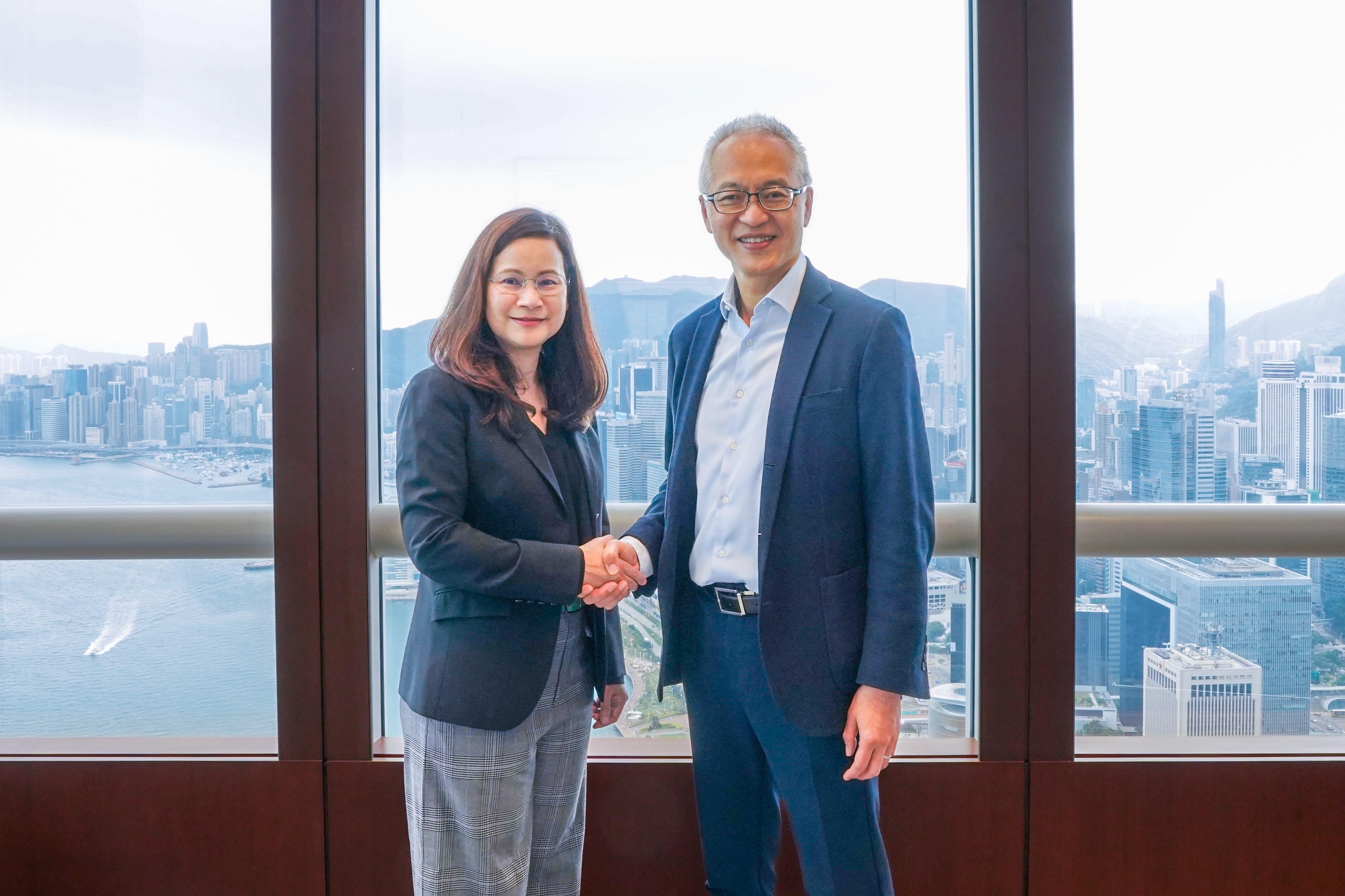 Deputy Chief Executive of the Hong Kong Monetary Authority Mr Howard Lee, (right), meets Deputy Governor of Corporate Development at the Bank of Thailand Mrs Alisara Mahasandana(left), on the partnership between Hong Kong and Thailand on cross-border tokenisation initiatives.