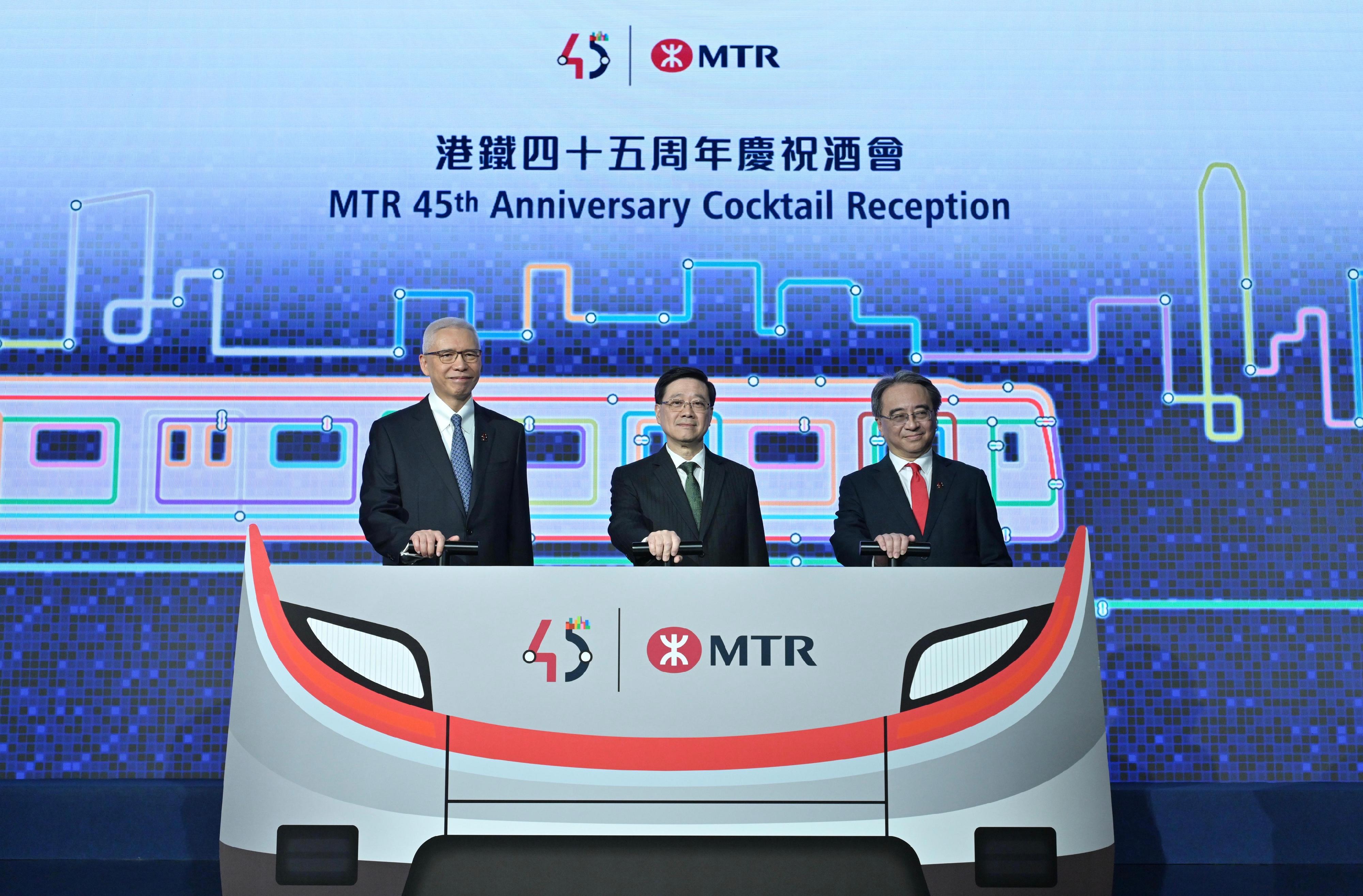 The Chief Executive, Mr John Lee, attended the MTR 45th Anniversary Cocktail Reception today (October 28). Photo shows Mr Lee (centre); the Chairman of the MTR Corporation Limited, Dr Rex Auyeung (left); and the Chief Executive Officer of the MTR Corporation Limited, Dr Jacob Kam (right), officiating at the reception.