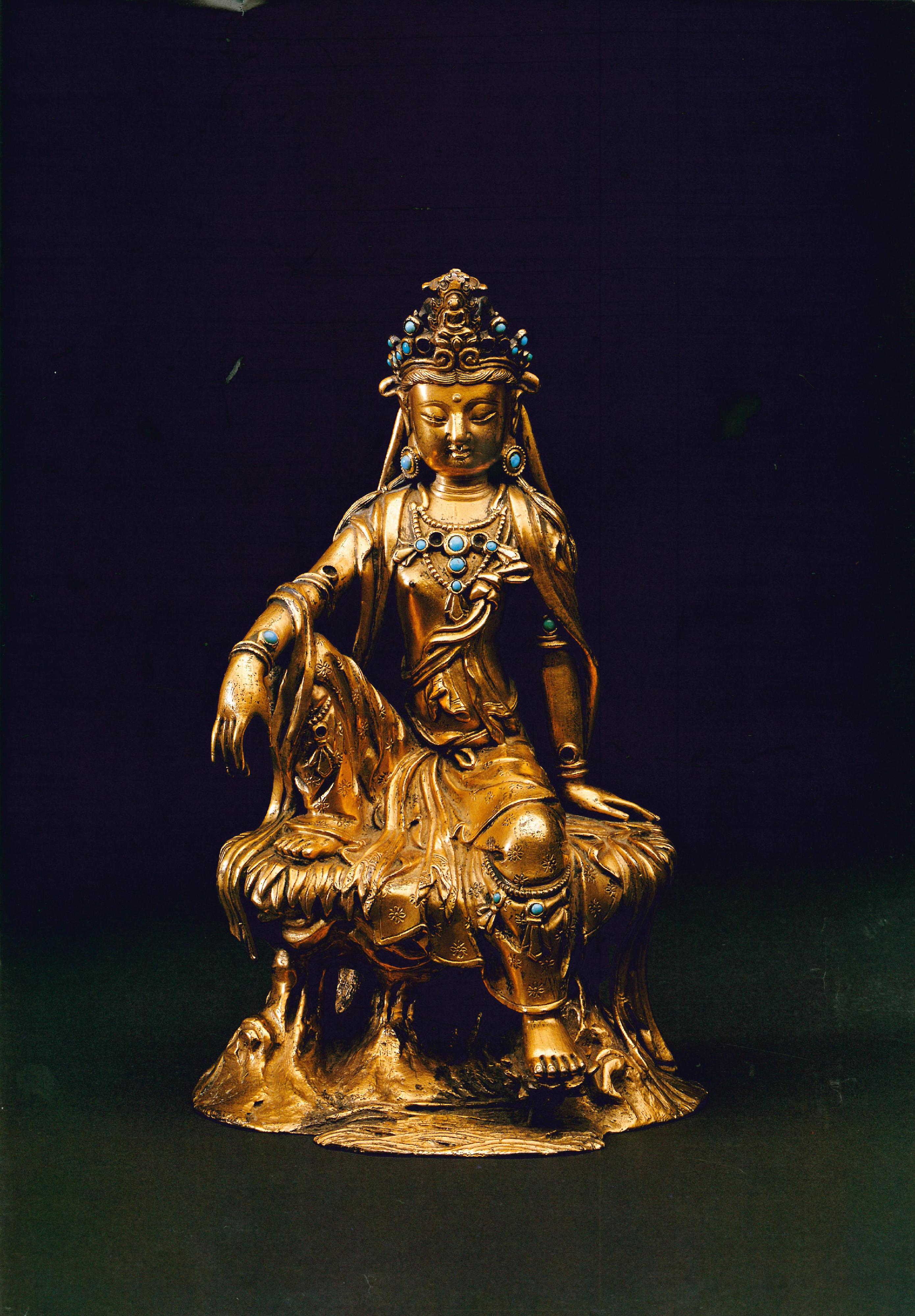 The opening ceremony of the exhibition "Buddhist Pilgrimage: Treasures from the Donation of The Tsui Art Foundation" was held today (October 29) at the Hong Kong Heritage Museum. Photo shows "Gilt-bronze figure of Bodhisattva Avalokiteśvara", which has a placid and kindly countenance, featuring an oblong face and rounded eyebrows. He wears a pair of big earrings, and his exposed chest is adorned with strings of jewellery inlaid with turquoise as he sits in a majestic posture on a rock.