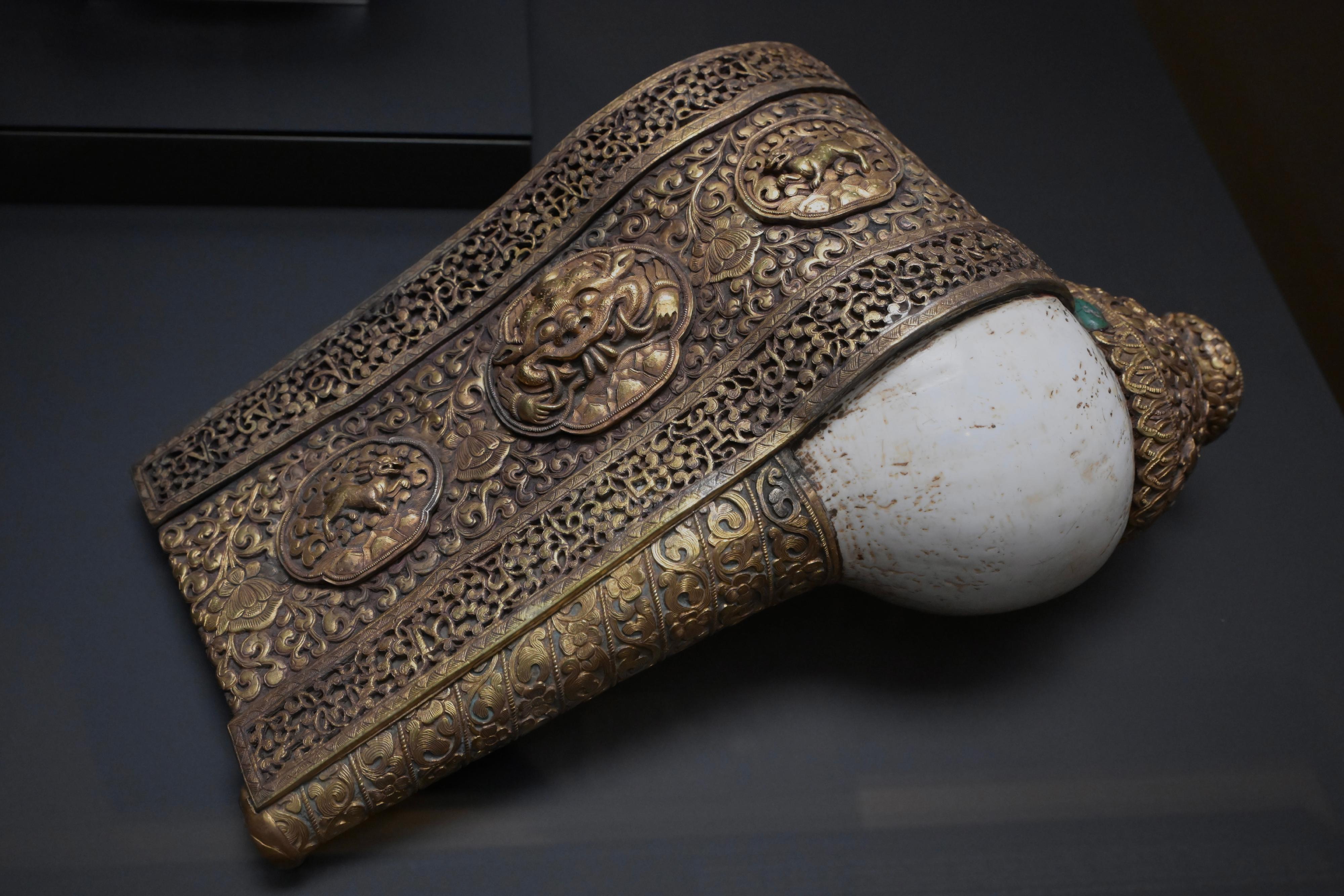 The opening ceremony of the exhibition "Buddhist Pilgrimage: Treasures from the Donation of The Tsui Art Foundation" was held today (October 29) at the Hong Kong Heritage Museum. Photo shows "Conch shell", which can be turned into an instrument by adding decorations to the copper mouth and the copper wing inlaid at the tail end.