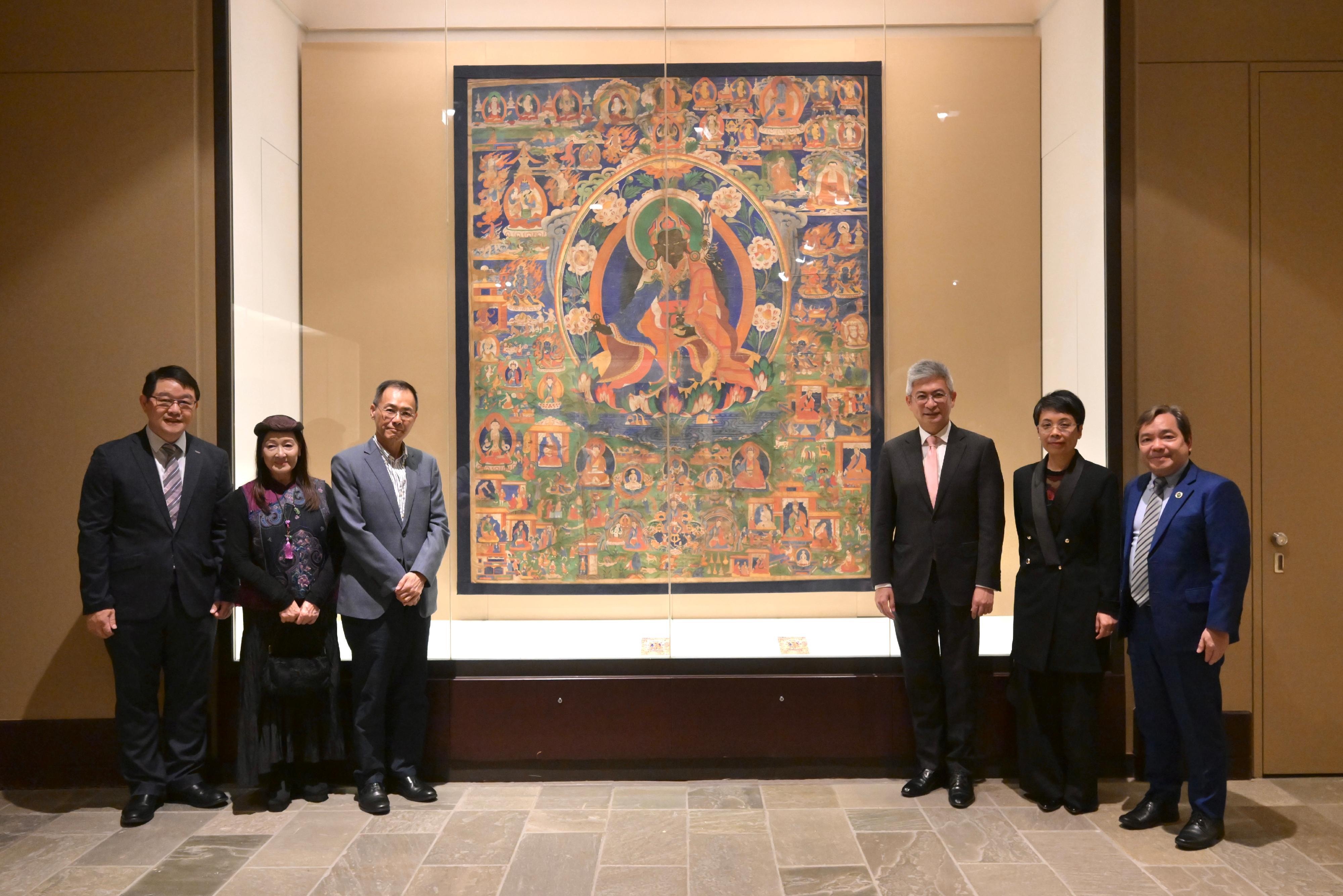 The opening ceremony of the exhibition "Buddhist Pilgrimage: Treasures from the Donation of The Tsui Art Foundation" was held today (October 29) at the Hong Kong Heritage Museum. Photo shows guests touring the gallery.
