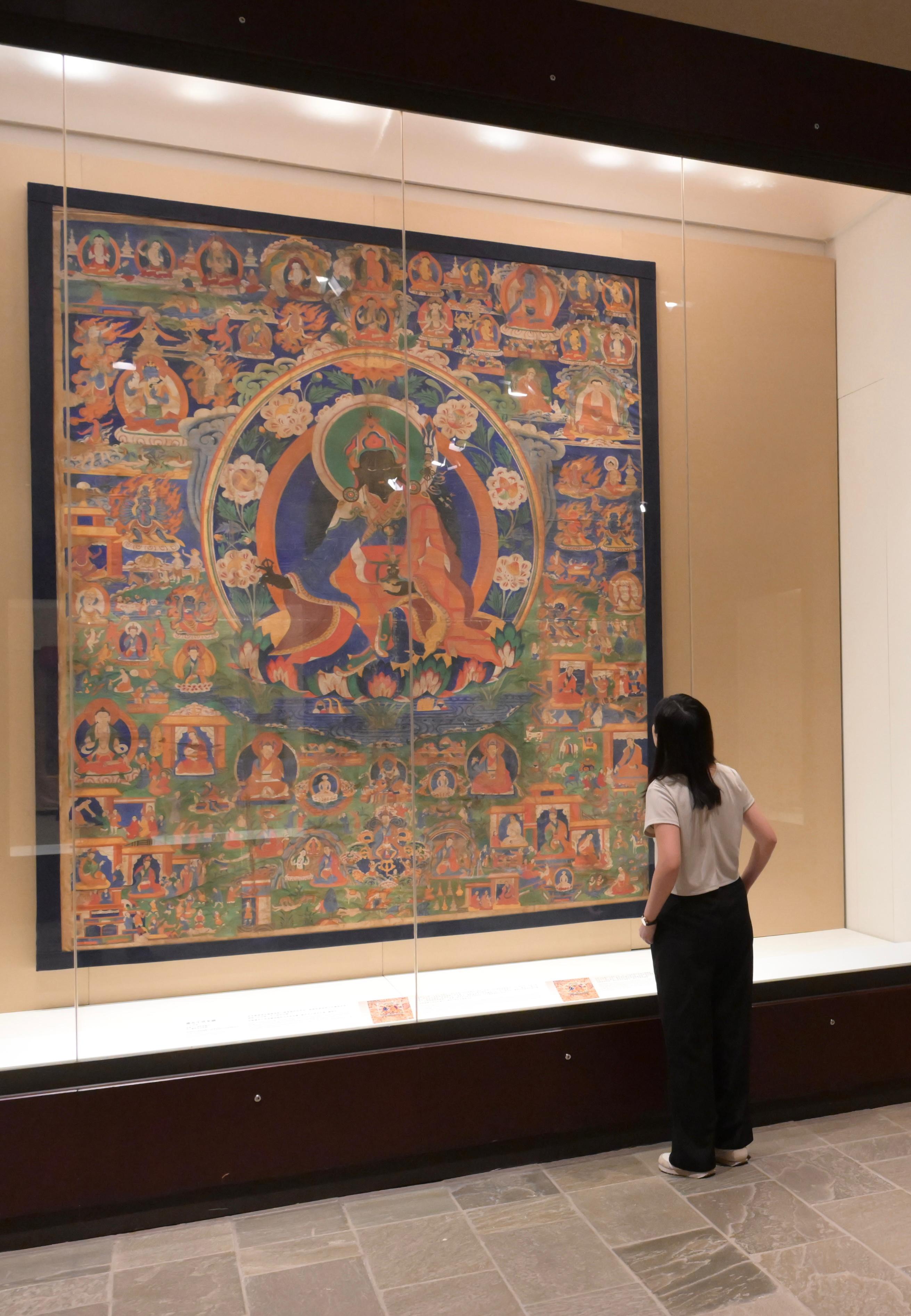 The opening ceremony of the exhibition "Buddhist Pilgrimage: Treasures from the Donation of The Tsui Art Foundation" was held today (October 29) at the Hong Kong Heritage Museum. Photo shows the largest thangka shown at this exhibition, "Votive thangka of Padmasaṃbhava", which measures 254.5 centimetres high and 202cm wide.
