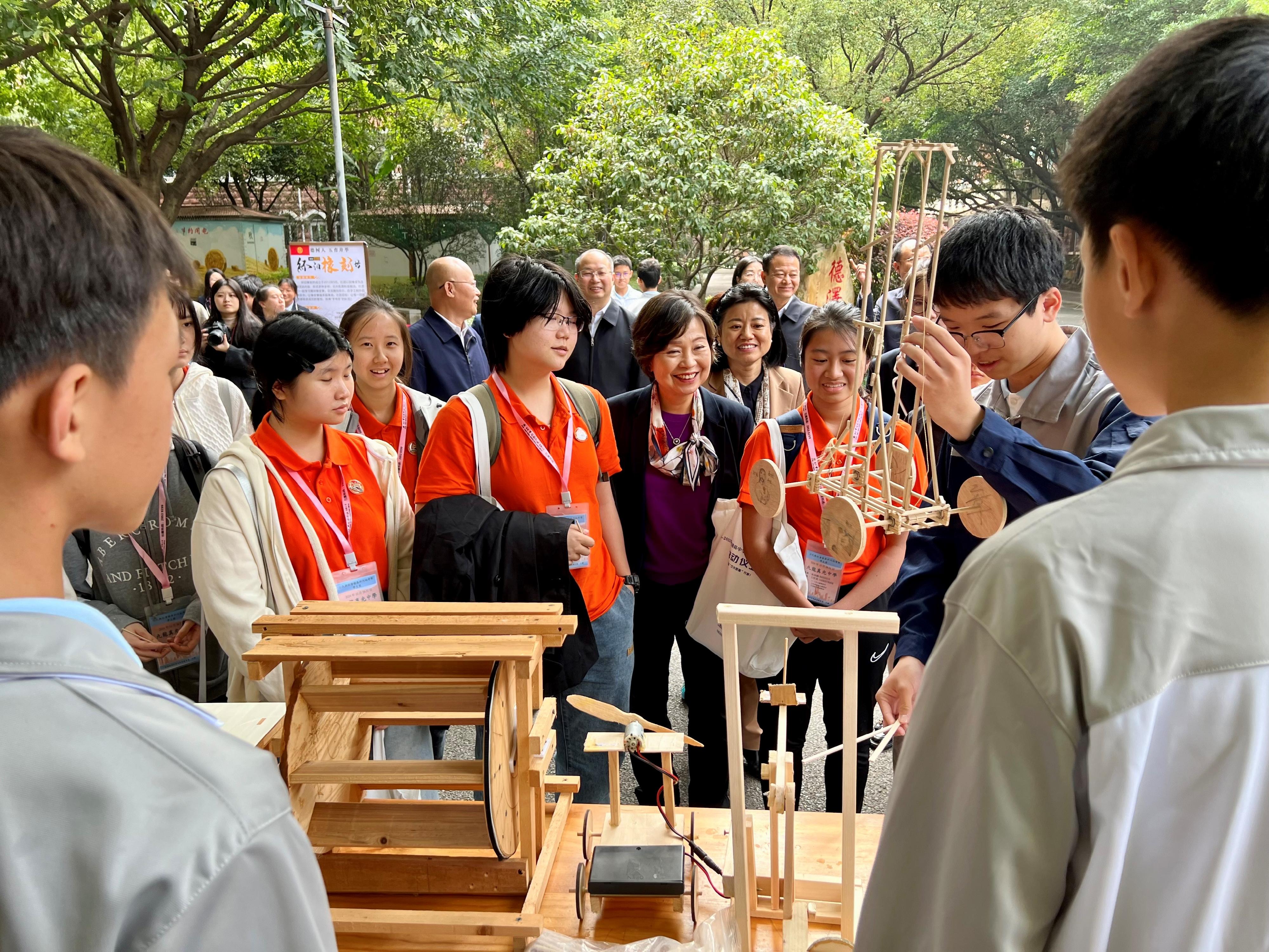 The Secretary for Education, Dr Choi Yuk-lin (centre), together with students and teachers from Kowloon True Light School joining the first Mainland study tour of the senior secondary subject of Citizenship and Social Development to Jiangxi, visit Ganzhou Middle School in Jiangxi and interact with students there today (October 29).