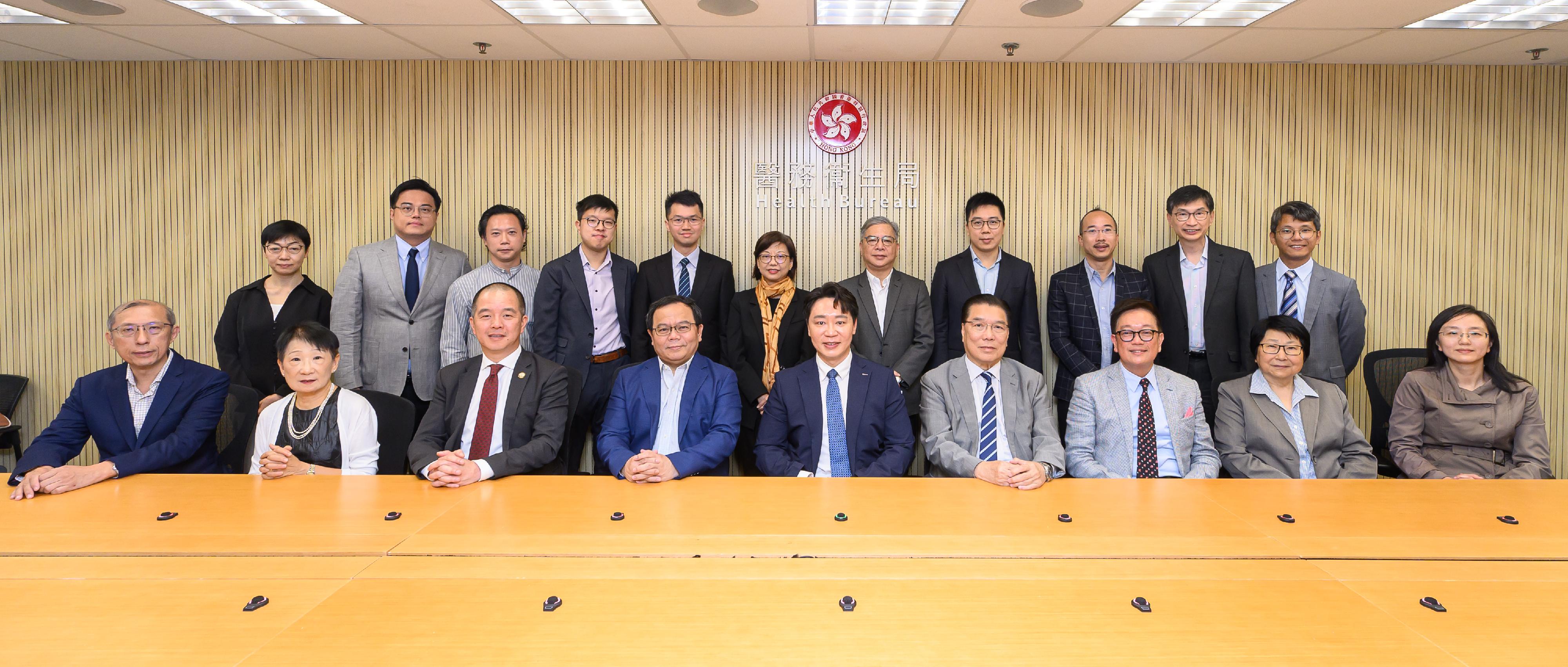 The Commissioner for Chinese Medicine Development of the Health Bureau, Dr Vincent Chung, chaired the first meeting of the Chinese Medicine Development Blueprint Subcommittee today (October 29). Photo shows Dr Chung (front row, centre) and members before the meeting.
