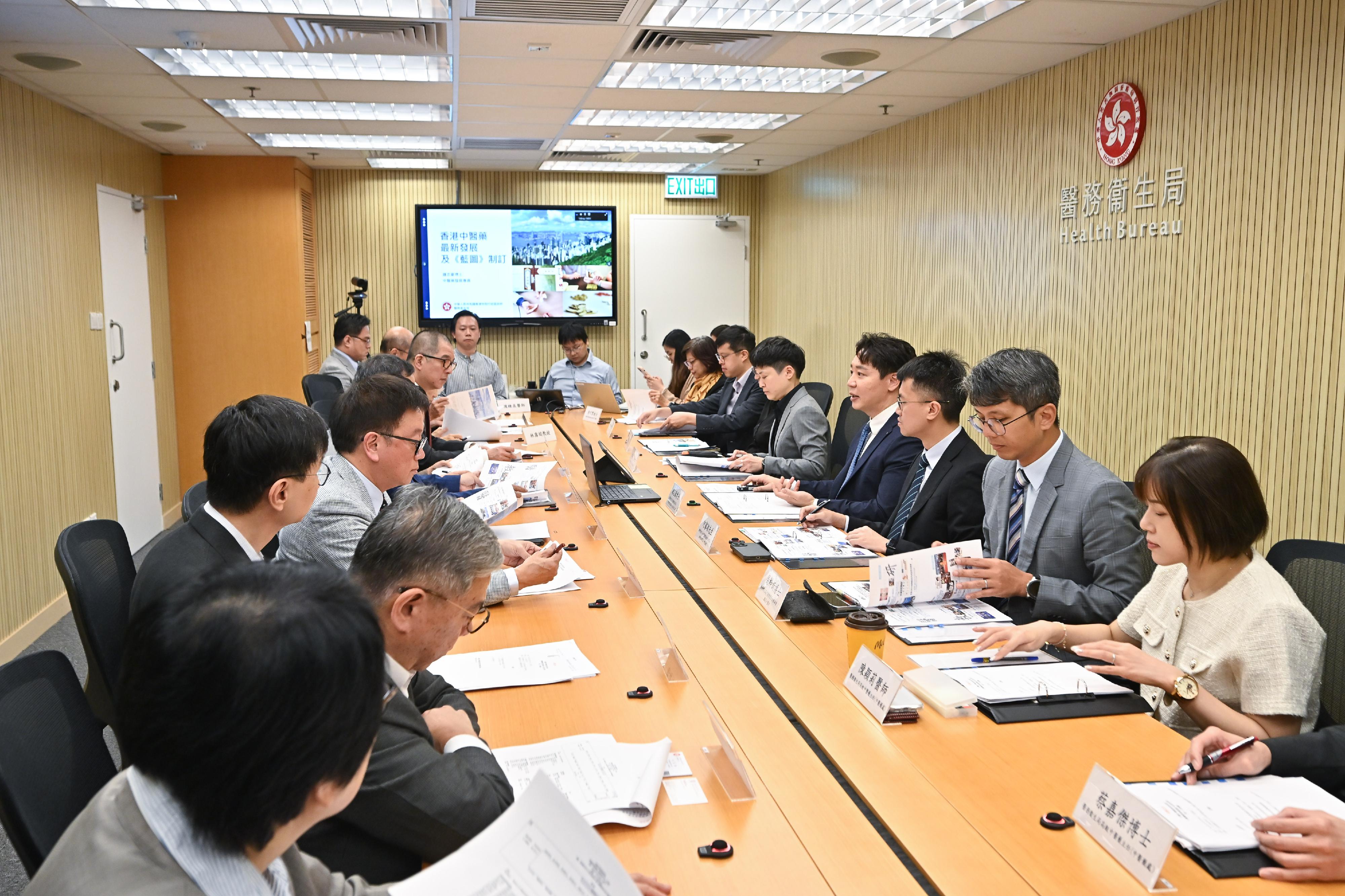 The Commissioner for Chinese Medicine Development of the Health Bureau, Dr Vincent Chung (fourth right), chairs the first meeting of the Chinese Medicine Development Blueprint Subcommittee today (October 29), and discusses with members the major areas to be covered in the Chinese Medicine Development Blueprint in order to harness collective wisdom and insights.
