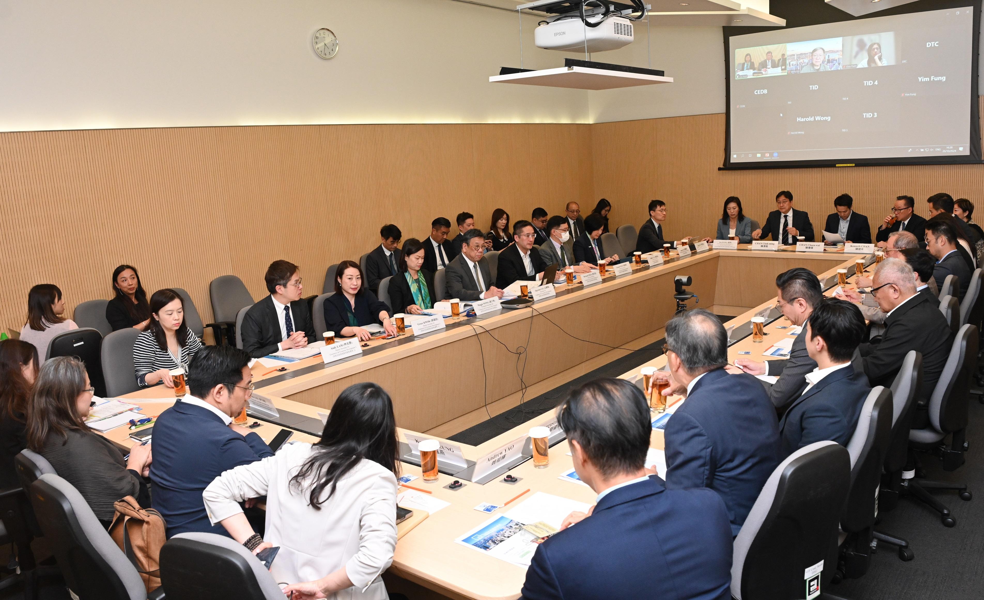 The Secretary for Commerce and Economic Development, Mr Algernon Yau, briefed members of the Trade and Industry Advisory Board on major initiatives related to economic and trade developments in "The Chief Executive's 2024 Policy Address" at a meeting today (October 29). 