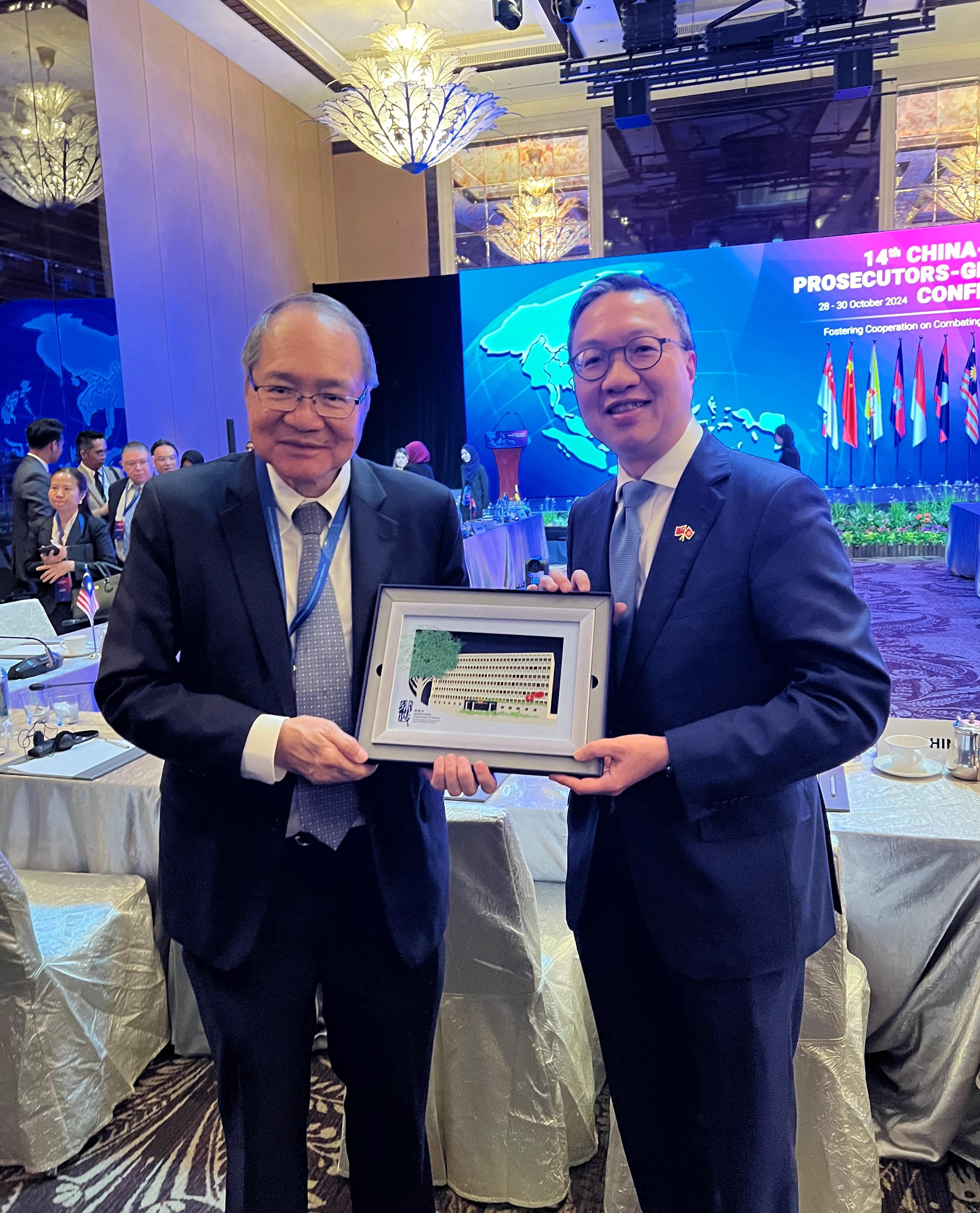 The Secretary for Justice, Mr Paul Lam, SC, attended the 14th China-ASEAN Prosecutors-General Conference in Singapore today (October 29). Photo shows Mr Lam (right) and the Attorney-General of Singapore, Mr Lucien Wong (left), exchanging souvenirs after the conference.