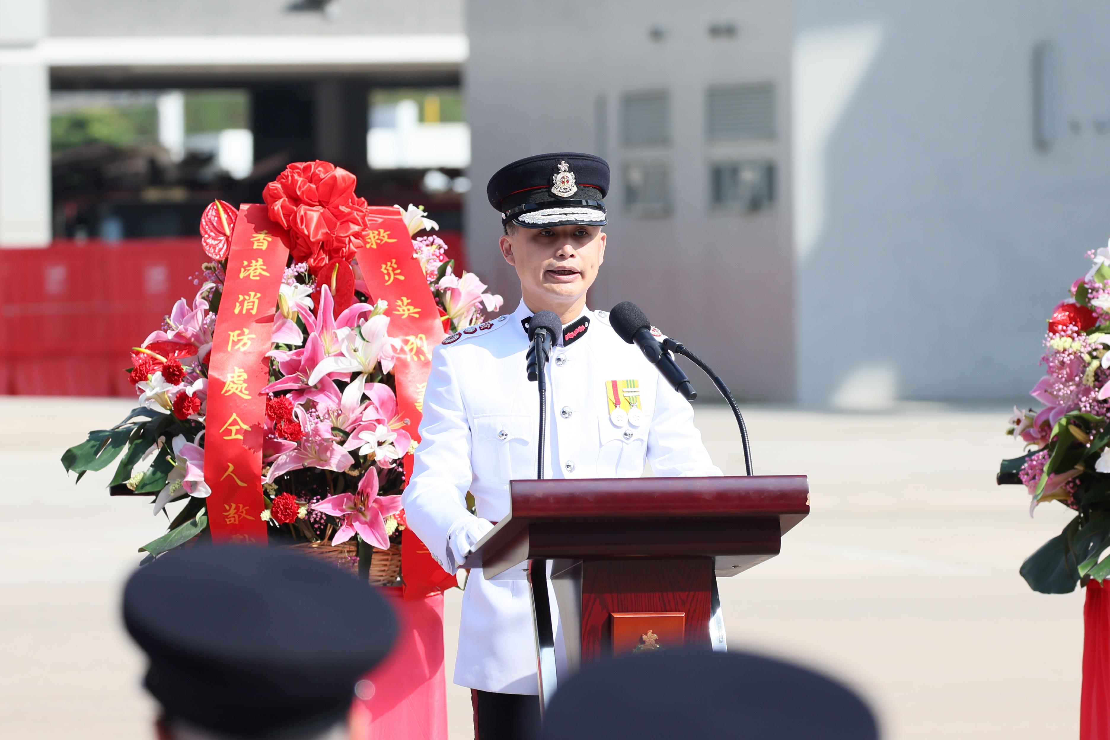 消防处今日（十月三十日）在消防及救护学院举行「消防处纪念日」仪式，悼念在执行职务期间殉职的消防处人员。图示消防处处长杨恩健在仪式上致辞。
