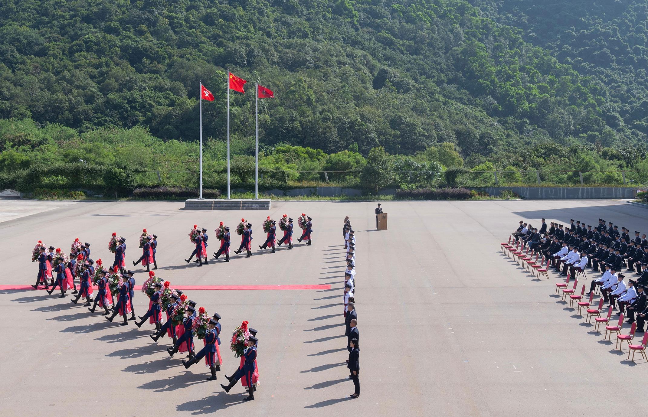 消防处今日（十月三十日）在消防及救护学院举行「消防处纪念日」仪式，悼念在执行职务期间殉职的消防处人员。图示消防仪仗队以中式步操进行仪式，献上花篮。

