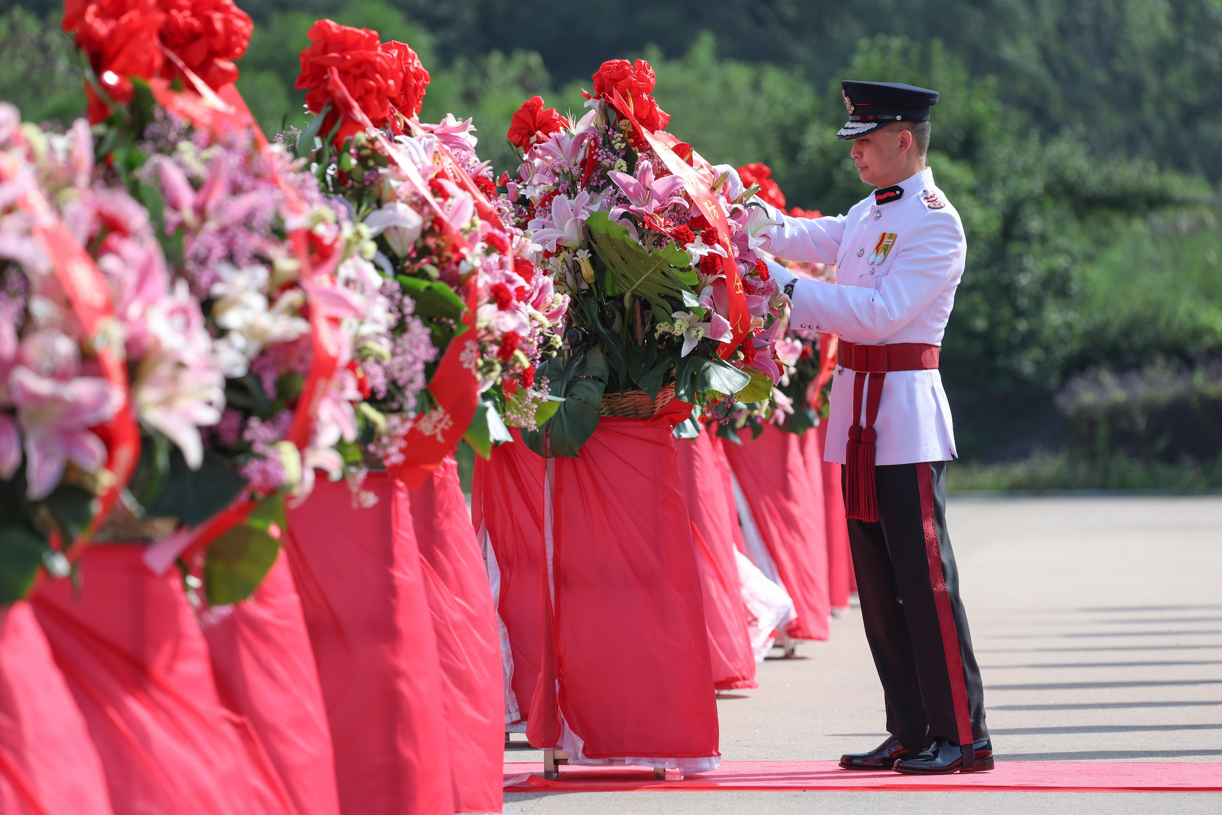 消防处今日（十月三十日）在消防及救护学院举行「消防处纪念日」仪式，悼念在执行职务期间殉职的消防处人员。图示消防处处长杨恩健在仪式上整理花篮上的挽带。