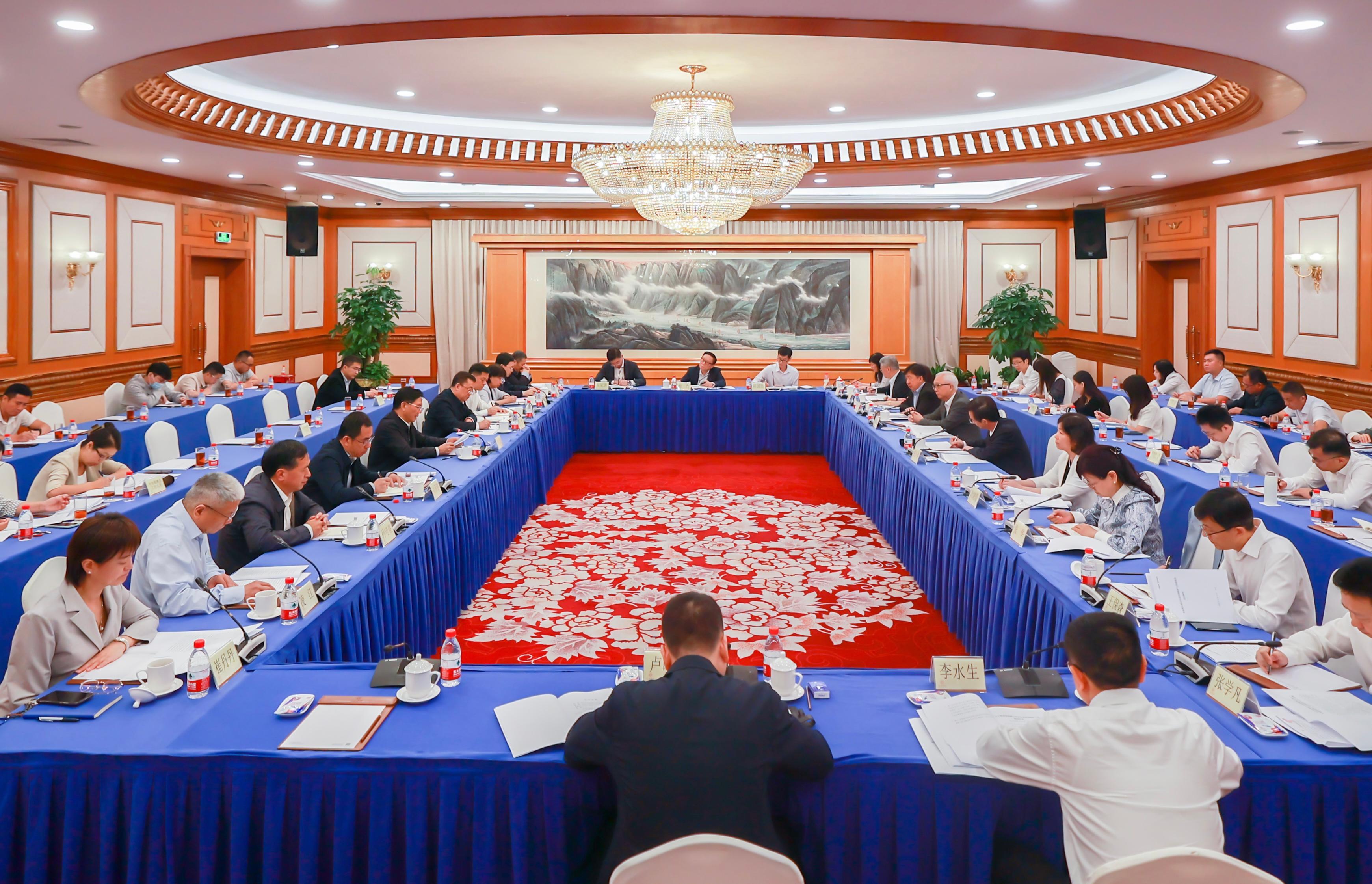 The Secretary for Environment and Ecology, Mr Tse Chin-wan, attended a seminar in Shenzhen held by the Ministry of Ecology and Environment on the ecological and environmental protection work of the Guangdong-Hong Kong-Macao Greater Bay Area on October 29.