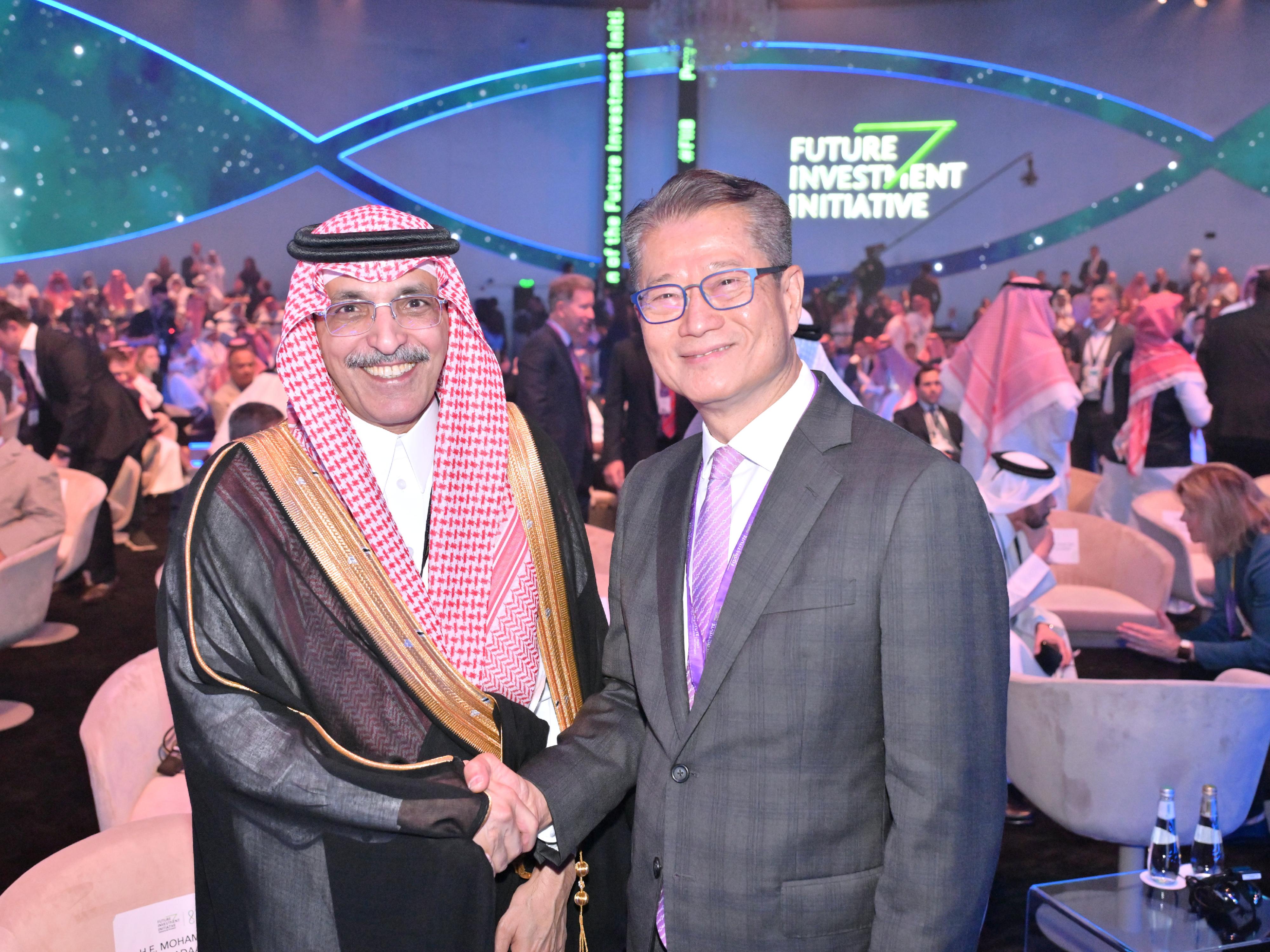 The Financial Secretary, Mr Paul Chan, led a delegation from the financial and innovation sectors on a visit to Riyadh, Saudi Arabia on October 29 (Riyadh time). Photo shows Mr Chan (right) and the Minister of Finance of Saudi Arabia, Mr Mohammed Al-Jadaan (left), at the opening ceremony of the Future Investment Initiative.