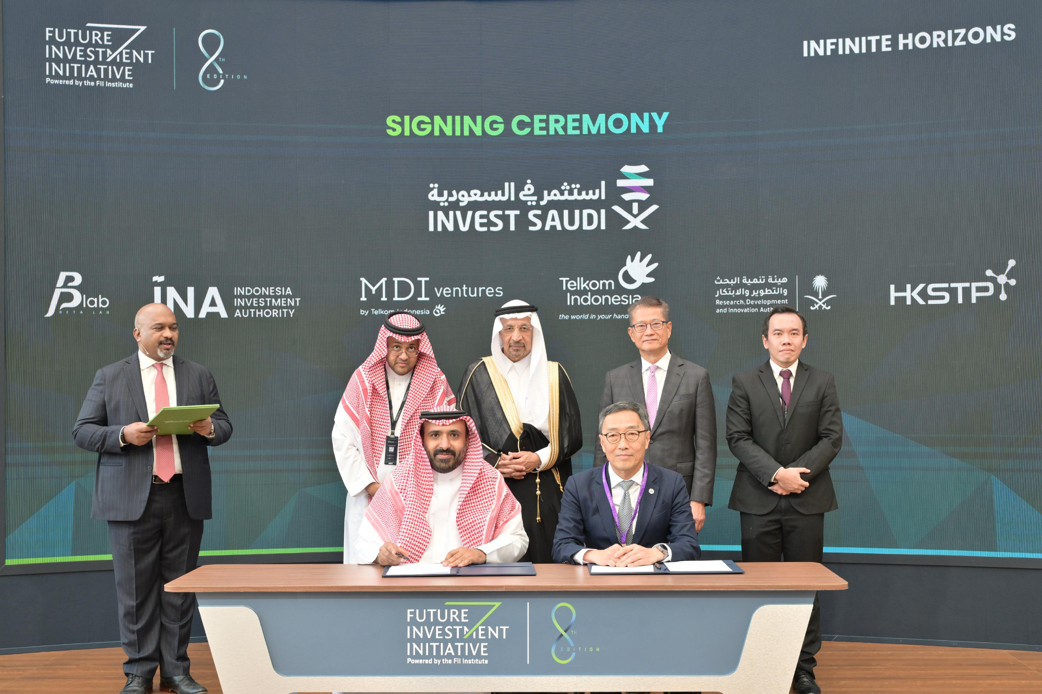 The Financial Secretary, Mr Paul Chan, led a delegation from the financial and innovation sectors on a visit to Riyadh, Saudi Arabia on October 29 (Riyadh time). Photo shows Mr Chan (back row, second right), together with the Minister of Investment of Saudi Arabia, Mr Khalid Al-Falih (back row, centre), witnessing the signing of a co-operation agreement between the Chief Executive Officer of the Hong Kong Science and Techlogy Parks Corporation, Mr Albert Wong (front row, right), and Dr Abdulrahman Alolayan (front row, left), founder of the Beta Lab.