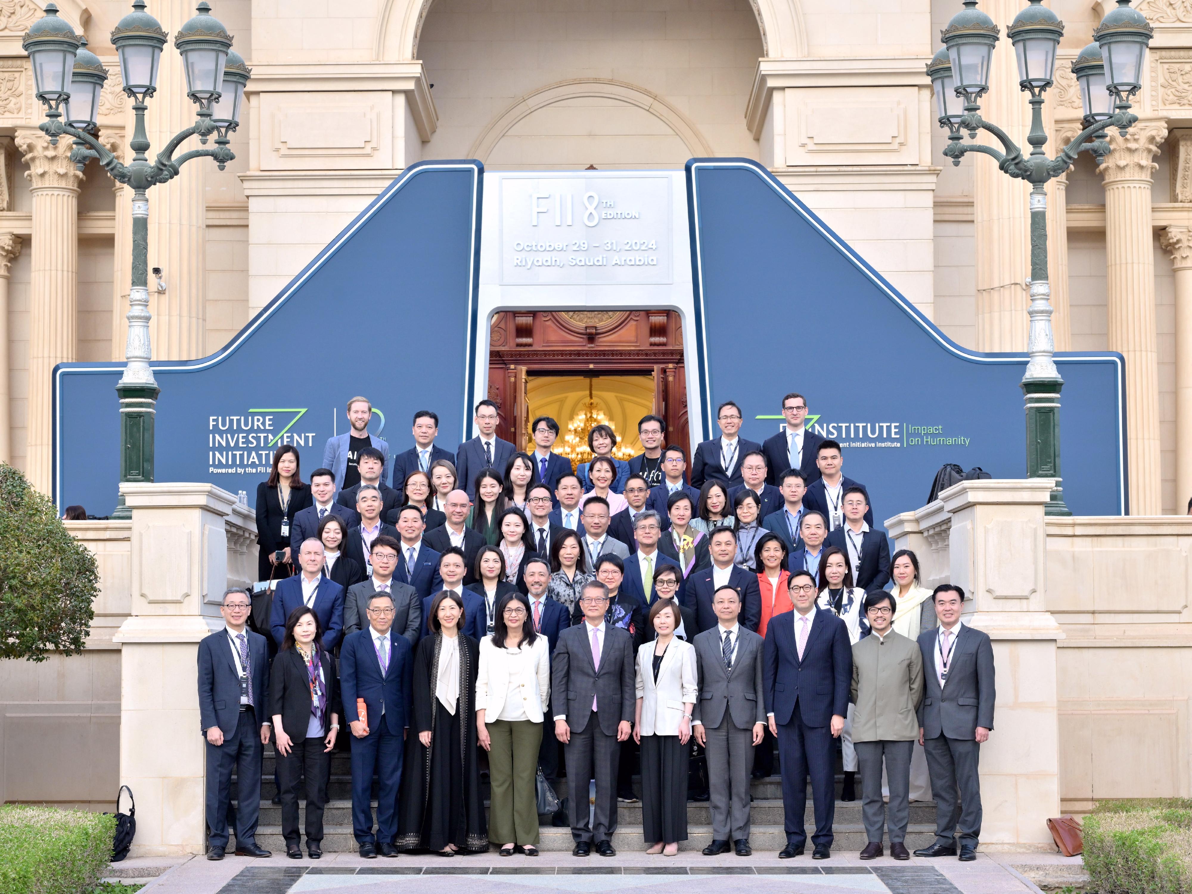 The Financial Secretary, Mr Paul Chan, led a delegation from the financial and innovation sectors on a visit to Riyadh, Saudi Arabia on October 29 (Riyadh time). Photo shows a group photo of the delegation.