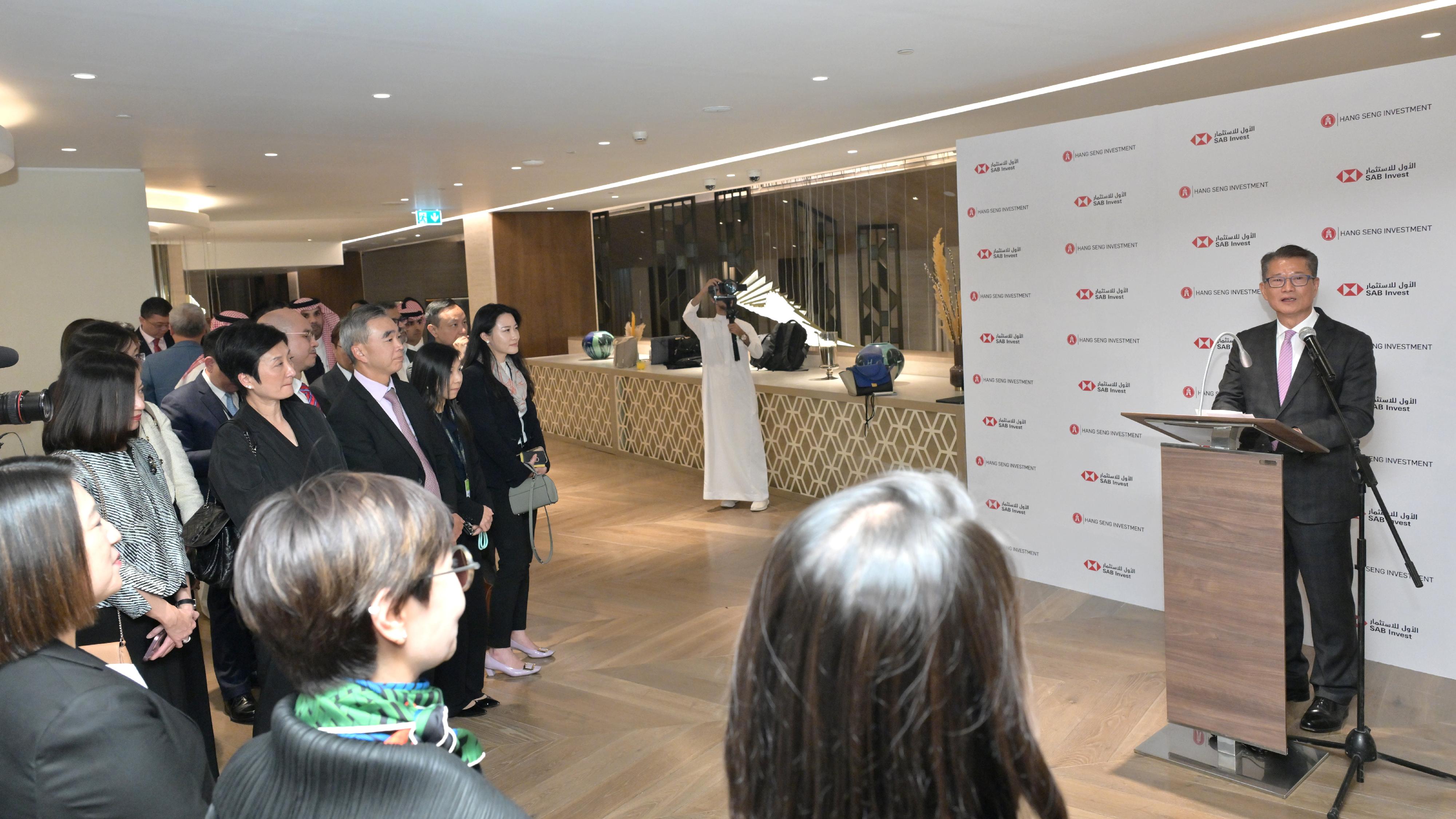 The Financial Secretary, Mr Paul Chan, led a delegation from the financial and innovation sectors on a visit to Riyadh, Saudi Arabia on October 29 (Riyadh time). Photo shows Mr Chan delivering a speech at a dinner hosted by the Hang Seng Investment Management to celebrate the listing of its exchange-traded funds.