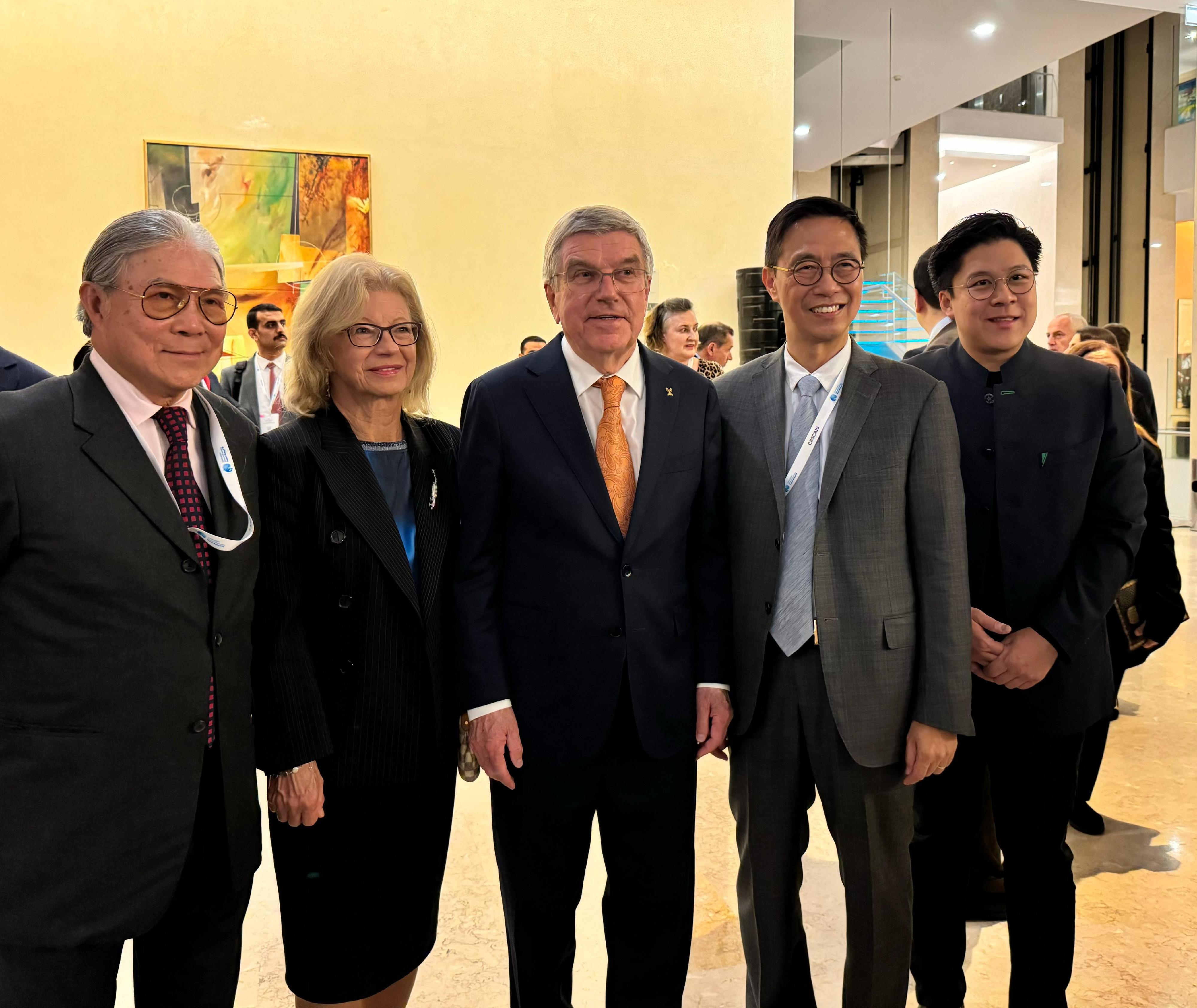 The Secretary for Culture, Sports and Tourism, Mr Kevin Yeung (second right), exchanged views with the International Olympic Council President, Mr Thomas Bach (middle), at the reception hosted by the City of Cascais in Portugal yesterday (October 29, Cascais time).