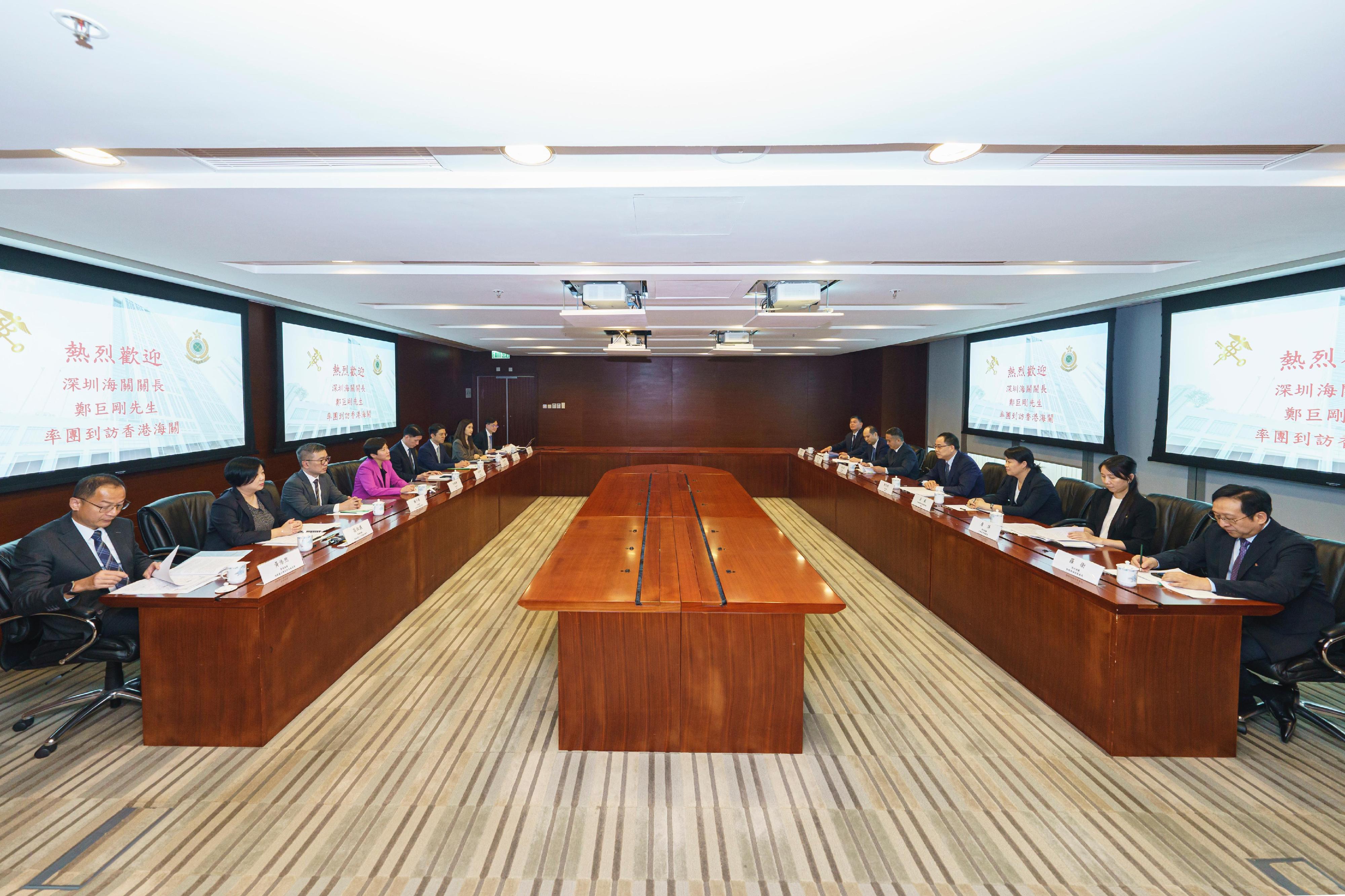 The Commissioner of Customs and Excise, Ms Louise Ho, today (October 30) met with the Director General in Shenzhen Customs District, Mr Zheng Jugang, in the Customs Headquarters Building. Photo shows the meeting between the two sides. 