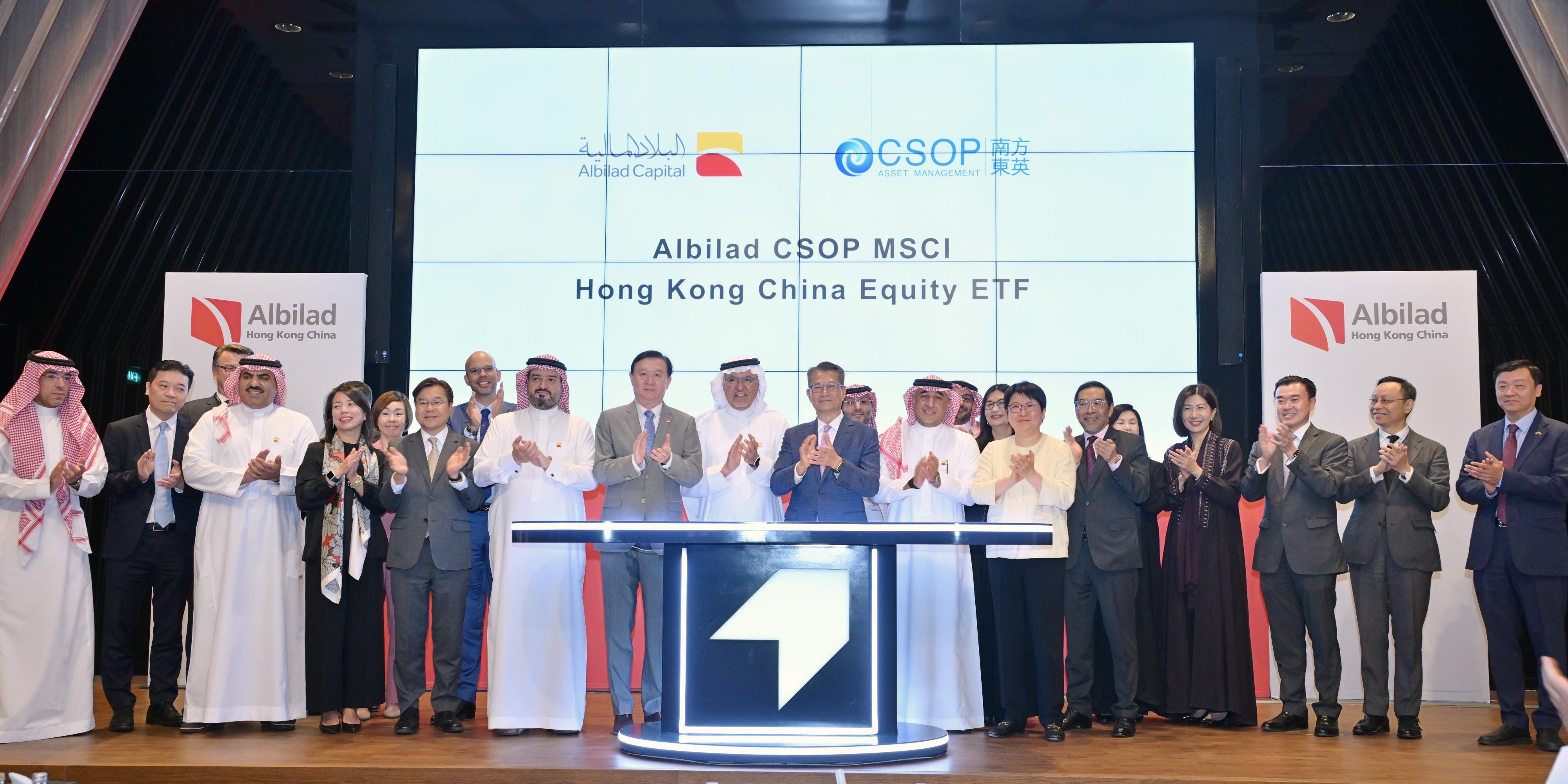 The Financial Secretary, Mr Paul Chan, attended the listing ceremony of the Albilad CSOP MSCI Hong Kong China Equity ETF (exchange-traded fund) on the Saudi Exchange in Riyadh, Saudi Arabia, today (October 30, Riyadh time). Photo shows Mr Chan (front row, fourth right) with other guests at the ceremony.