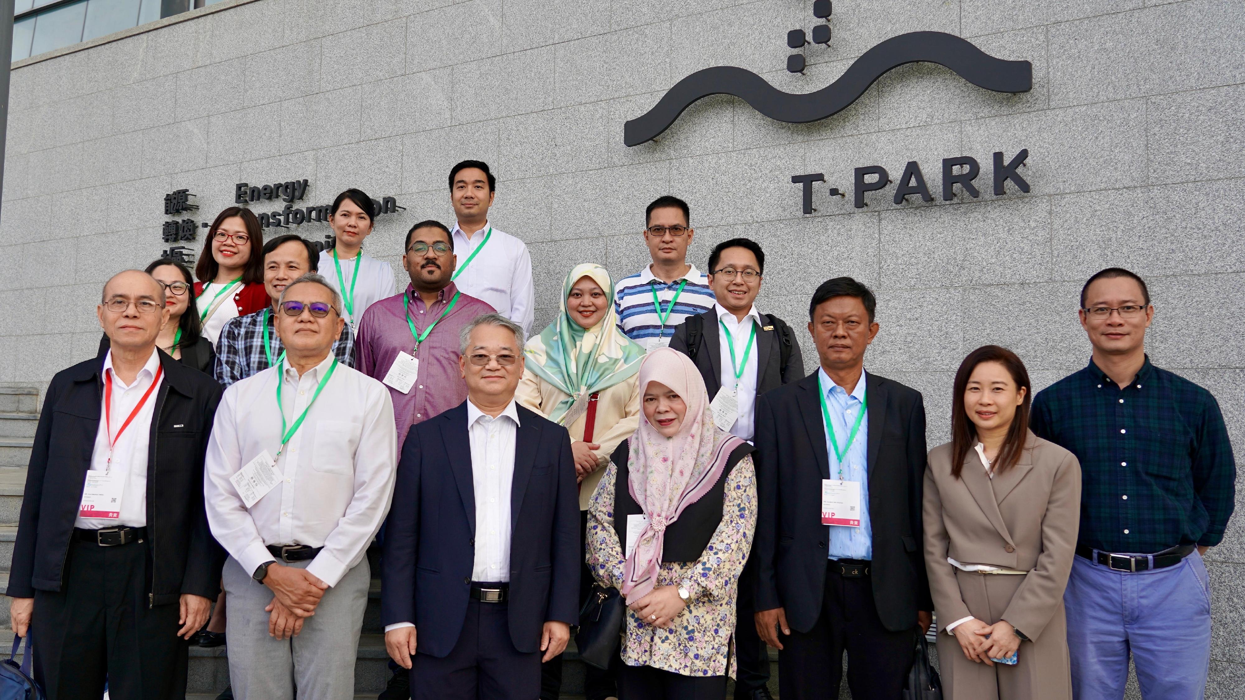 Delegations from Belt and Road countries visited Eco Expo Asia and the environmental technology forum organised by the Environmental Protection Department (EPD). They also visited the Sludge Treatment Facility (T·PARK) of the EPD on October 30. Photo shows the Director of Environmental Protection, Dr Samuel Chui (front row, third left), and the Assistant Director of Environmental Protection (Waste Infrastructure), Ms Theresa Wu (front row, second right), together with delegation members.