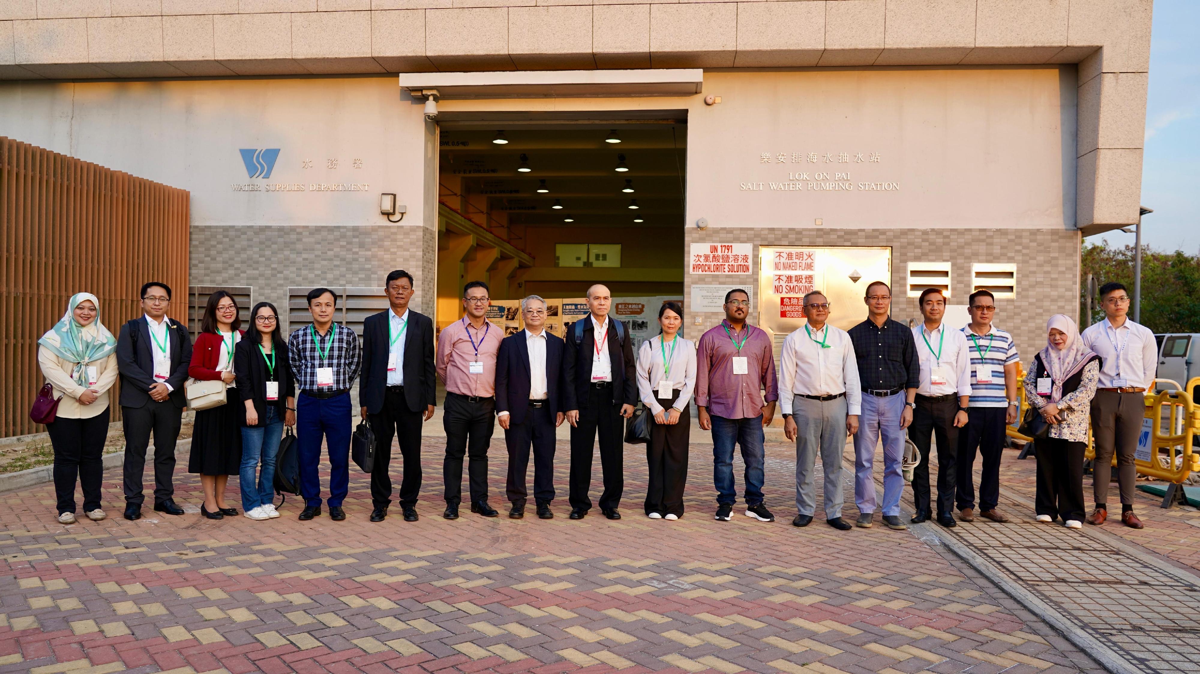 Delegations from Belt and Road countries visited Eco Expo Asia and the environmental technology forum organised by the Environmental Protection Department (EPD). They also visited the Lok On Pai Salt Water Pumping Station of the Water Supplies Department on October 30. Photo shows the Director of Environmental Protection, Dr Samuel Chui (eighth left), and representatives from the EPD and the Water Supplies Department, together with delegation members.