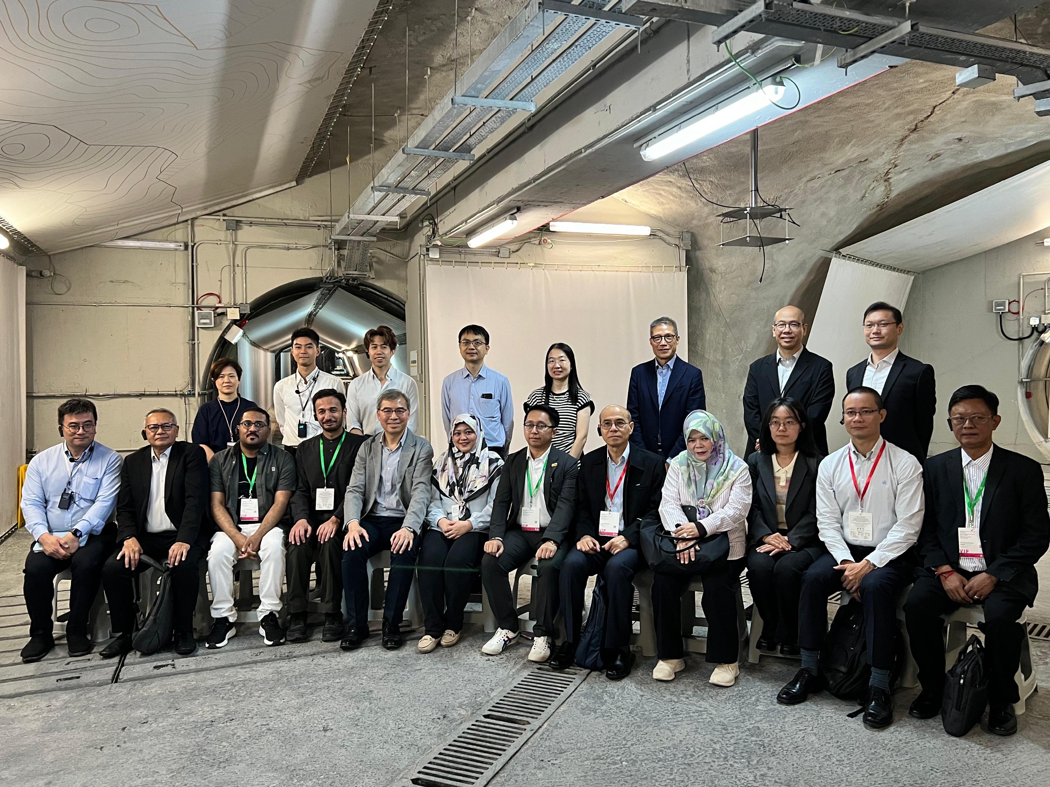 Delegations from Belt and Road countries visited Eco Expo Asia and the environmental technology forum organised by the Environmental Protection Department.  They also visited the Po Shan Drainage Tunnel - Landslide Sci-Tech Chamber on October 31.