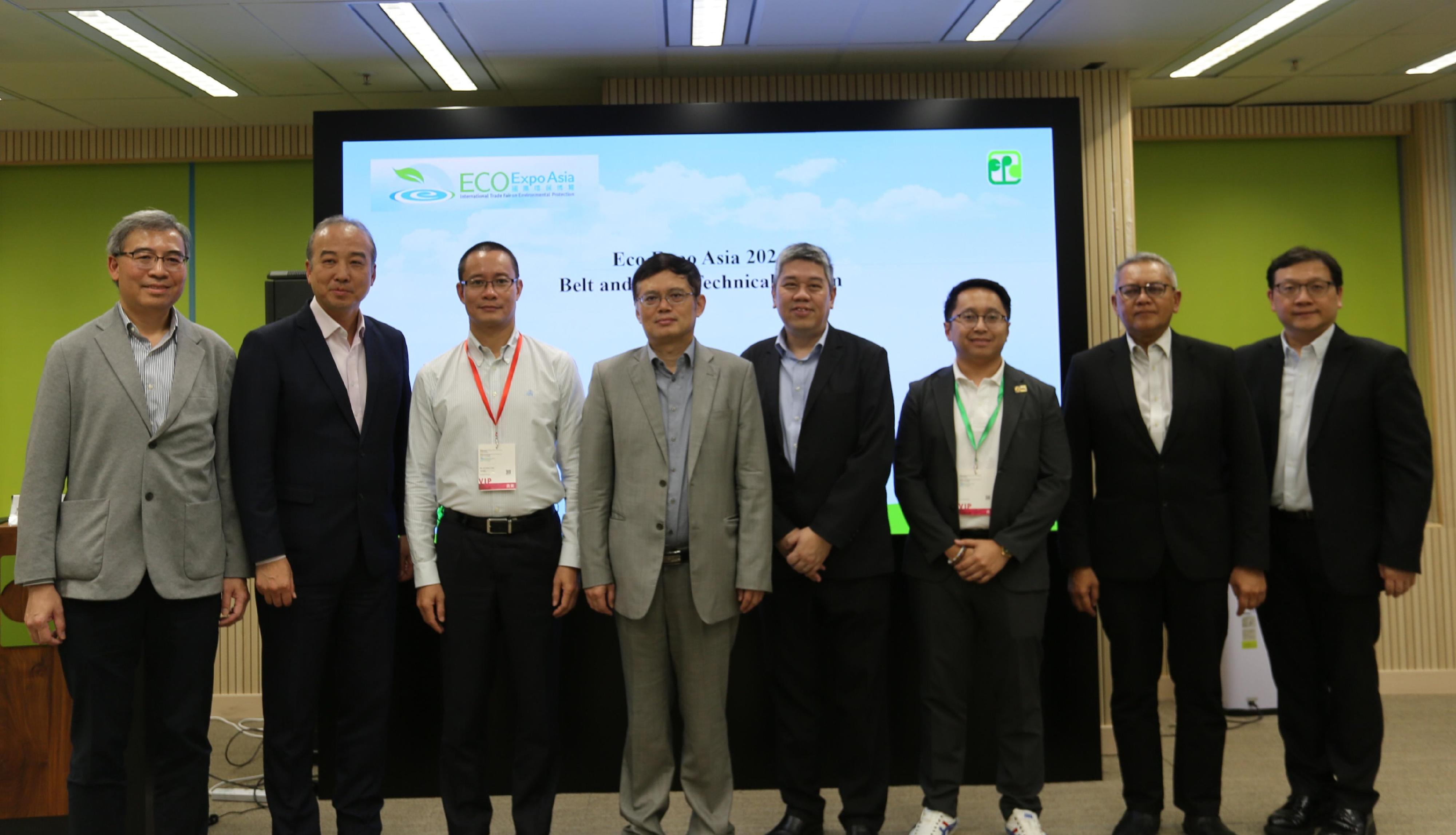 Delegations from Belt and Road countries visited Eco Expo Asia. They also visited the environmental technology forum organised by the Environmental Protection Department on October 31. Photo shows Deputy Director of Environmental Protection Mr Fong Kin-wa (fourth right); the Head of the Geotechnical Engineering Office of the Civil Engineering and Development Department, Dr Raymond Cheung (first left); the Head of the Civil Engineering Office of the Civil Engineering and Development Department, Mr Ricky Wong (second left); Professor Yang Min (fourth left) from the Research Center for Eco-Environmental Sciences of the Chinese Academy of Sciences together with participants of the forum. 