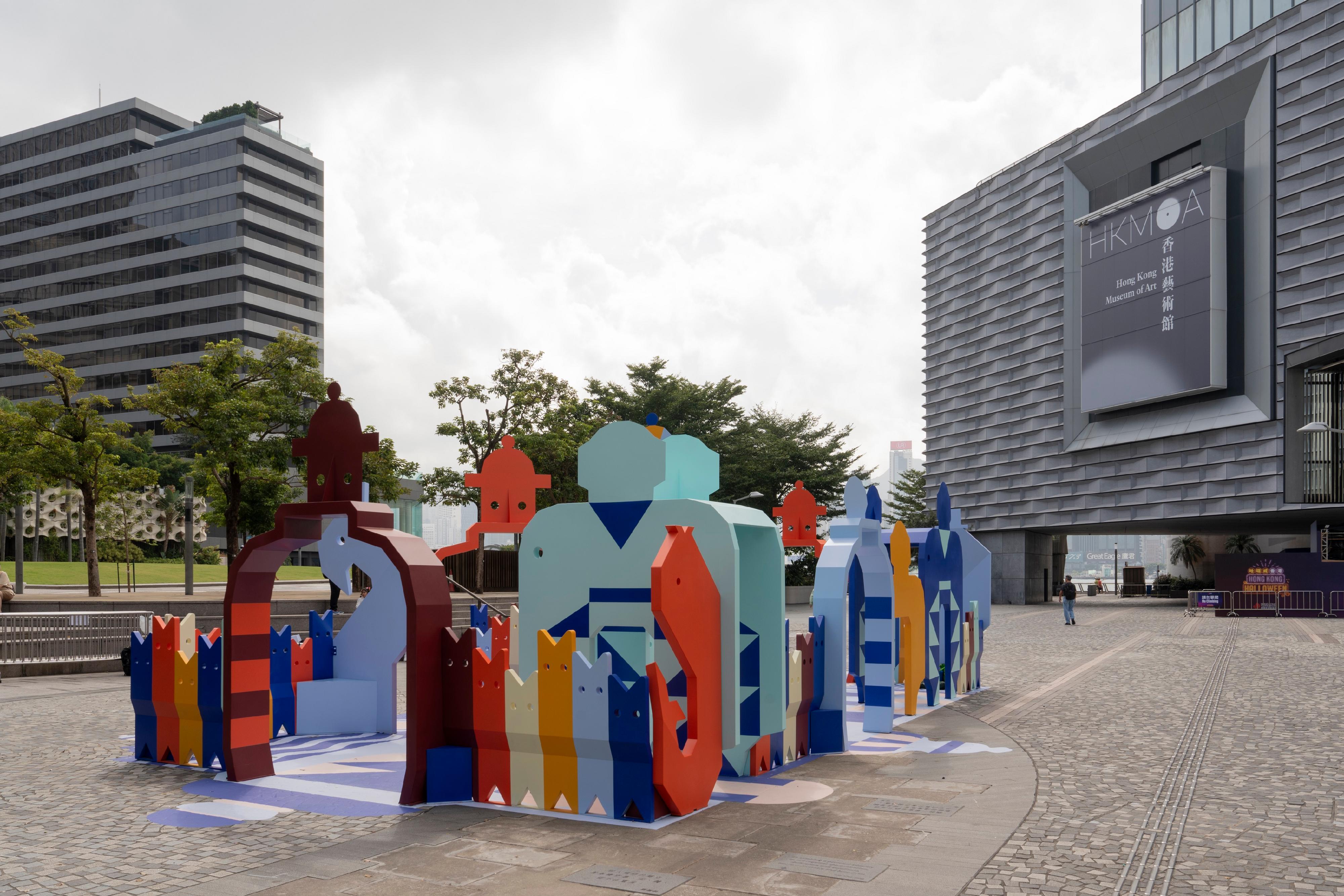 The Hong Kong Museum of Art (HKMoA) has launched the new exhibition "Hong Kong Artist Dialogue Series: Beyond Delight", showcasing a large-scale public art installation, "Wandering through Snuff Bottles" collaborated by local art group STICKYLINE and artist Cynthia Mak at the Art Square in the forecourt of the HKMoA, where visitors can navigate and explore.