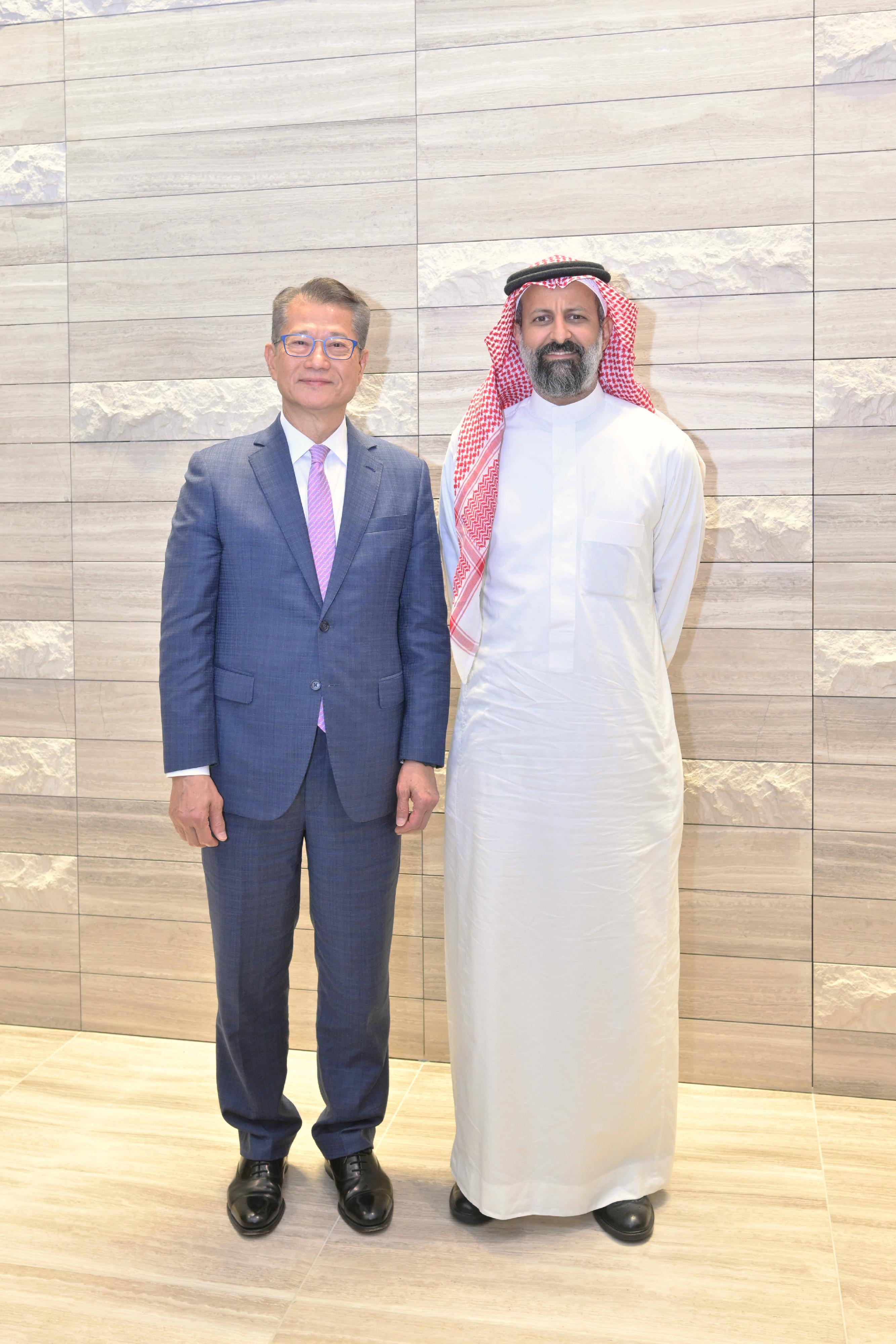 陳茂波（左）與沙特阿拉伯資本市場管理局主席Mohammed bin Abdullah Elkuwaiz（右）共同主持資產市場圓桌會議後合照。