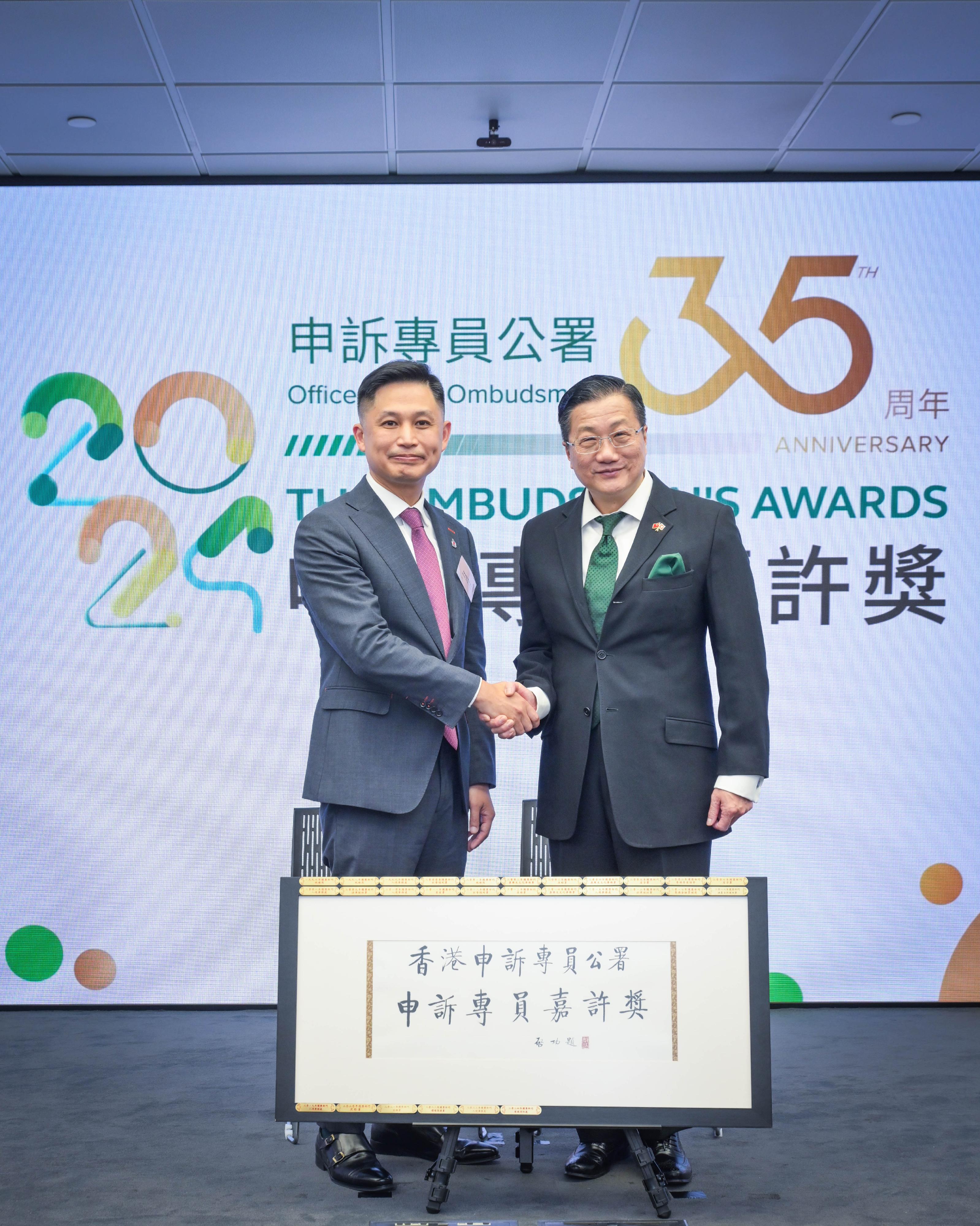 The Office of The Ombudsman held the 27th Presentation Ceremony of The Ombudsman's Awards today (October 31). The Hong Kong Fire Services Department (FSD) won the Grand Award this year. Photo shows the Director of the FSD, Mr Andy Yeung (left), and the Ombudsman, Mr Jack Chan (right).