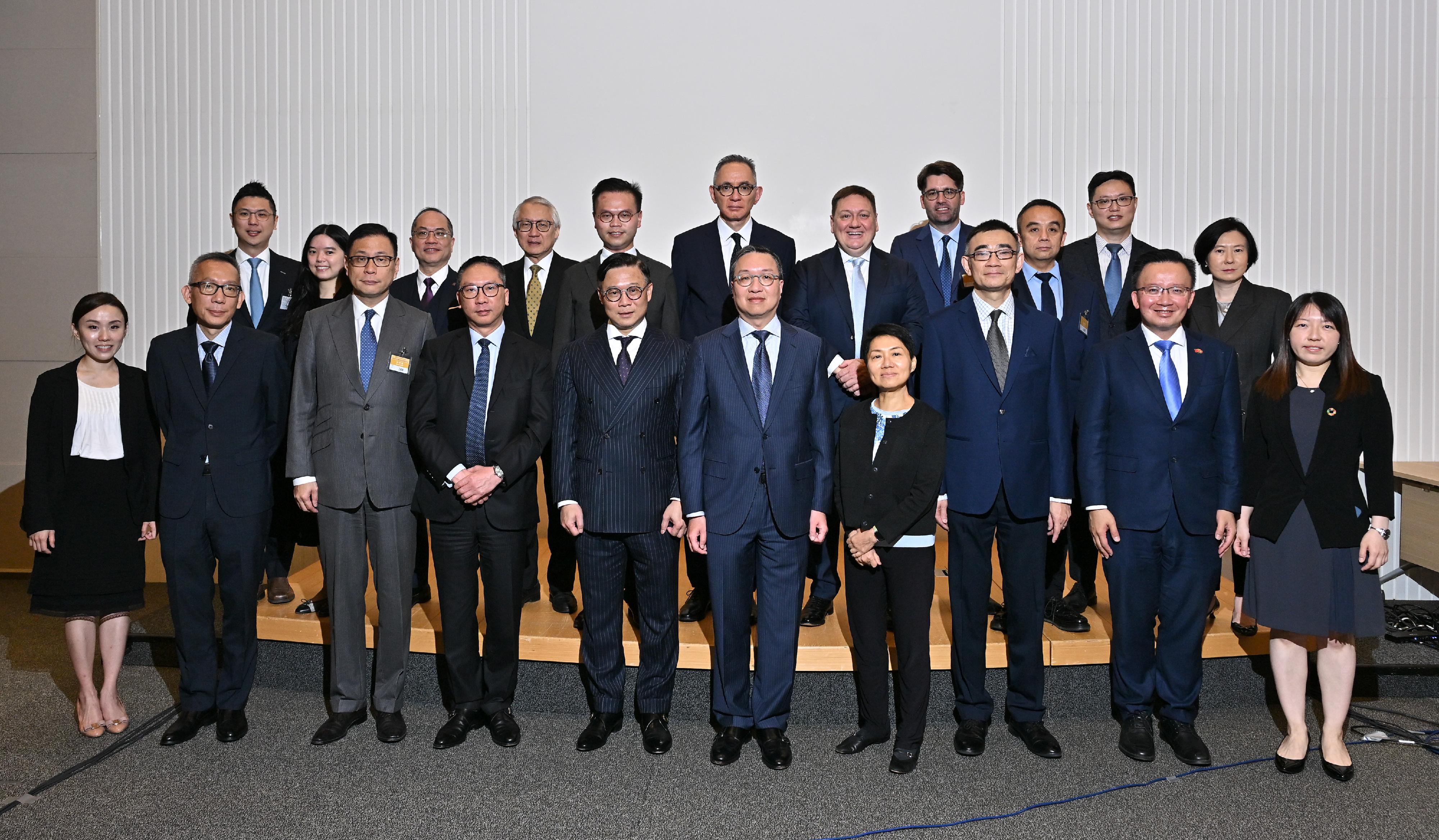 The Expert Advisory Group on Legal and Dispute Resolution Services (EAG), established by the Department of Justice earlier this month, held its first meeting today (October 31). Photo shows the Secretary for Justice, Mr Paul Lam, SC (front row, fifth right), the Deputy Secretary for Justice, Mr Cheung Kwok-kwan (front row, fifth left), and other members of the EAG at the meeting.