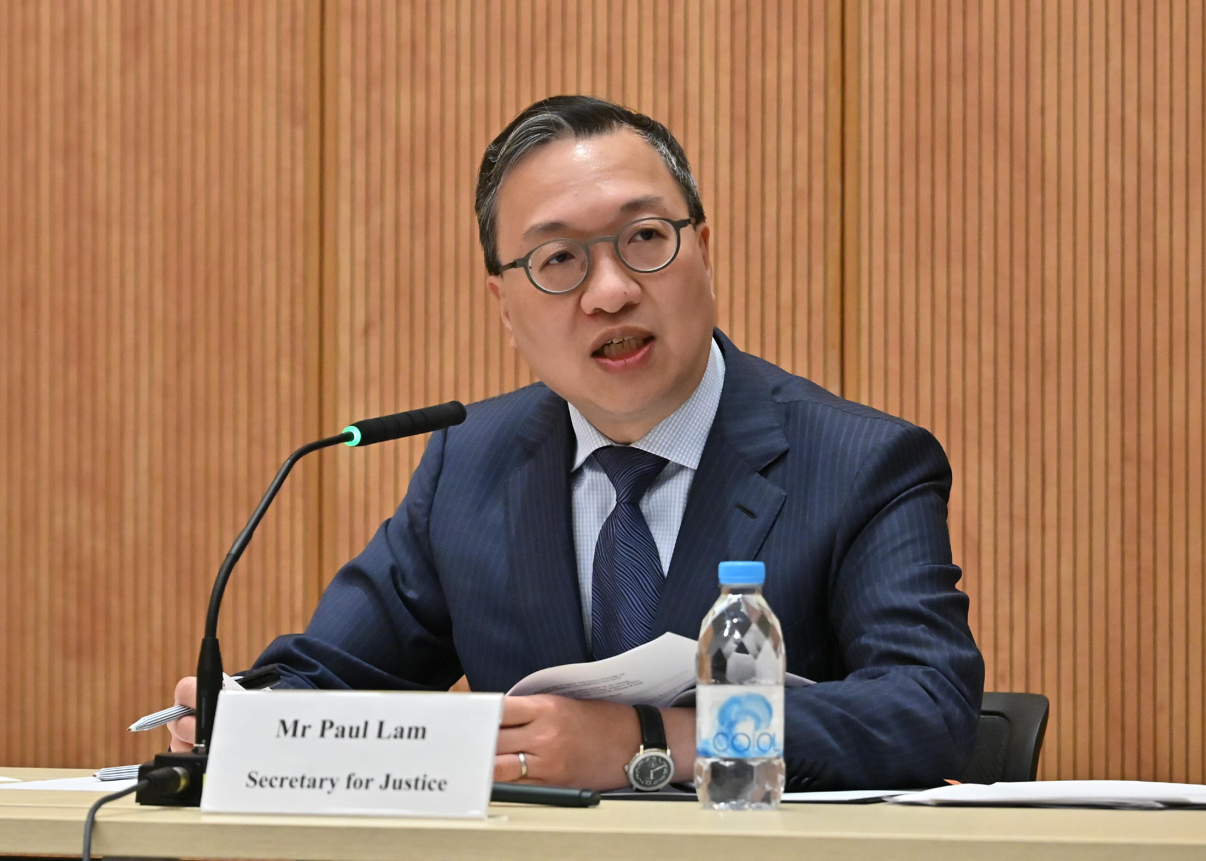 The Expert Advisory Group on Legal and Dispute Resolution Services, established by the Department of Justice earlier this month, held its first meeting today (October 31). Photo shows the Secretary for Justice, Mr Paul Lam, SC, speaking at the meeting.