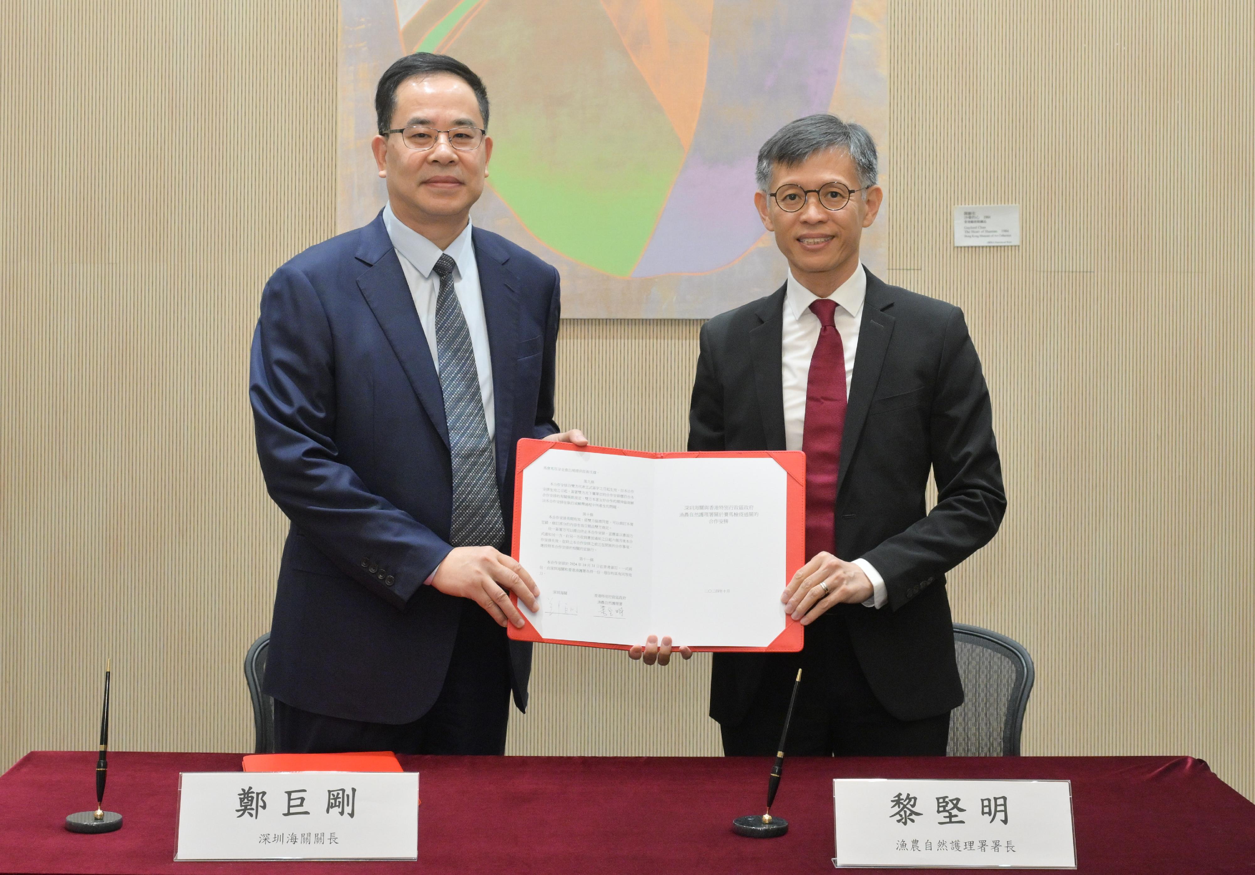 To further strengthen co-operation between the Mainland and Hong Kong in quarantine and customs clearance arrangements of horses, fodder and biological products, the Director of Agriculture, Fisheries and Conservation, Mr Mickey Lai, today (October 31) signed the Co-operation Arrangement on Strengthening Quarantine Clearance for Horse Racing with the Director General in Shenzhen Customs District, Mr Zheng Jugang. Photo shows Mr Lai (right) and Mr Zheng (left) at the signing ceremony.