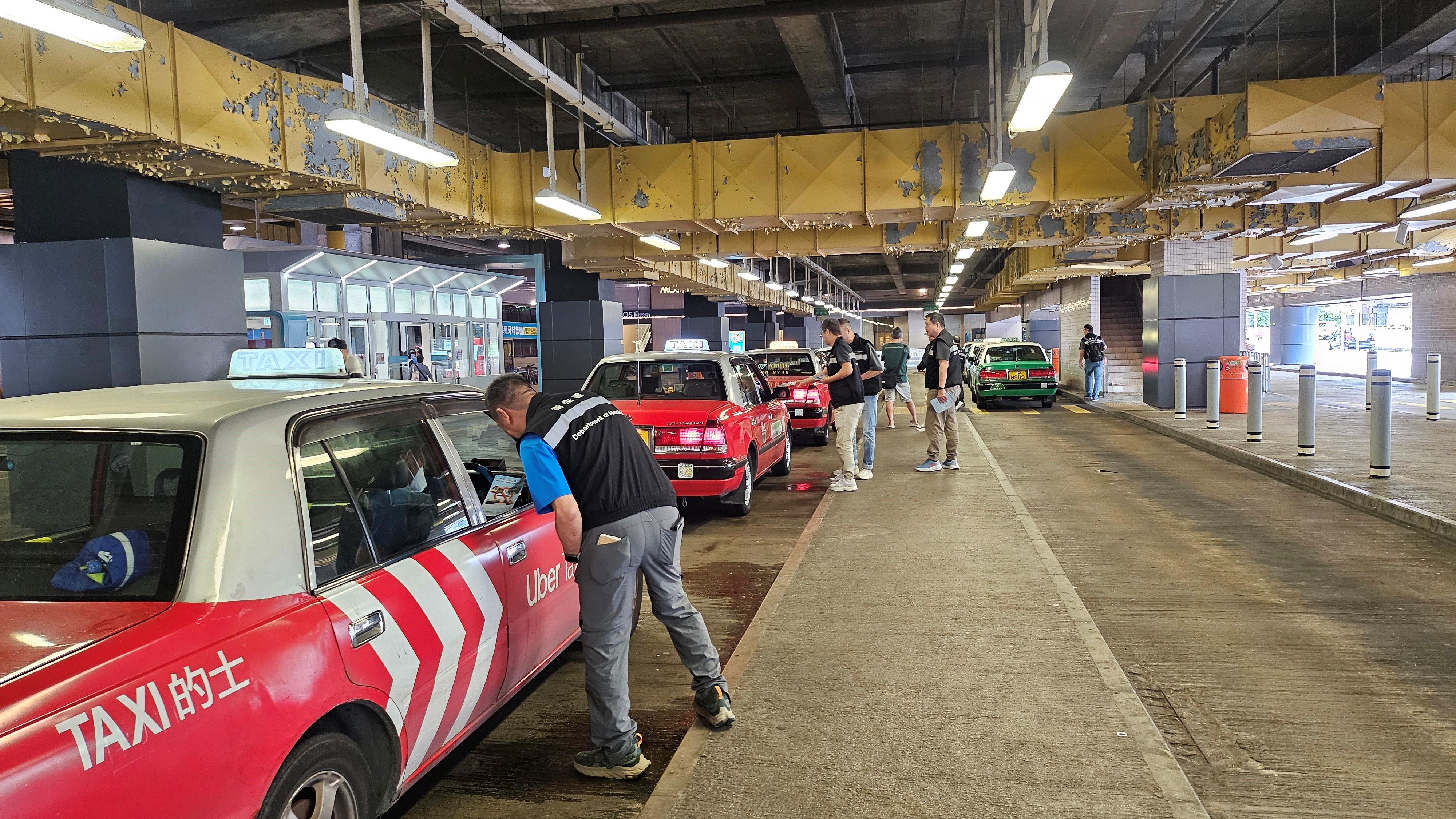 The Tobacco and Alcohol Control Office of the Department of Health conducted an enforcement operation codenamed "Laserflame" between October 29 and today (October 31) against illegal smoking in statutory no-smoking areas of public transport facilities and bus interchanges across the territory. Officers also publicised the relevant smoking ban regulations to members of the public. Photo shows officers distributing "Smoke-free Public Transport Carriers" pamphlets to taxi drivers.