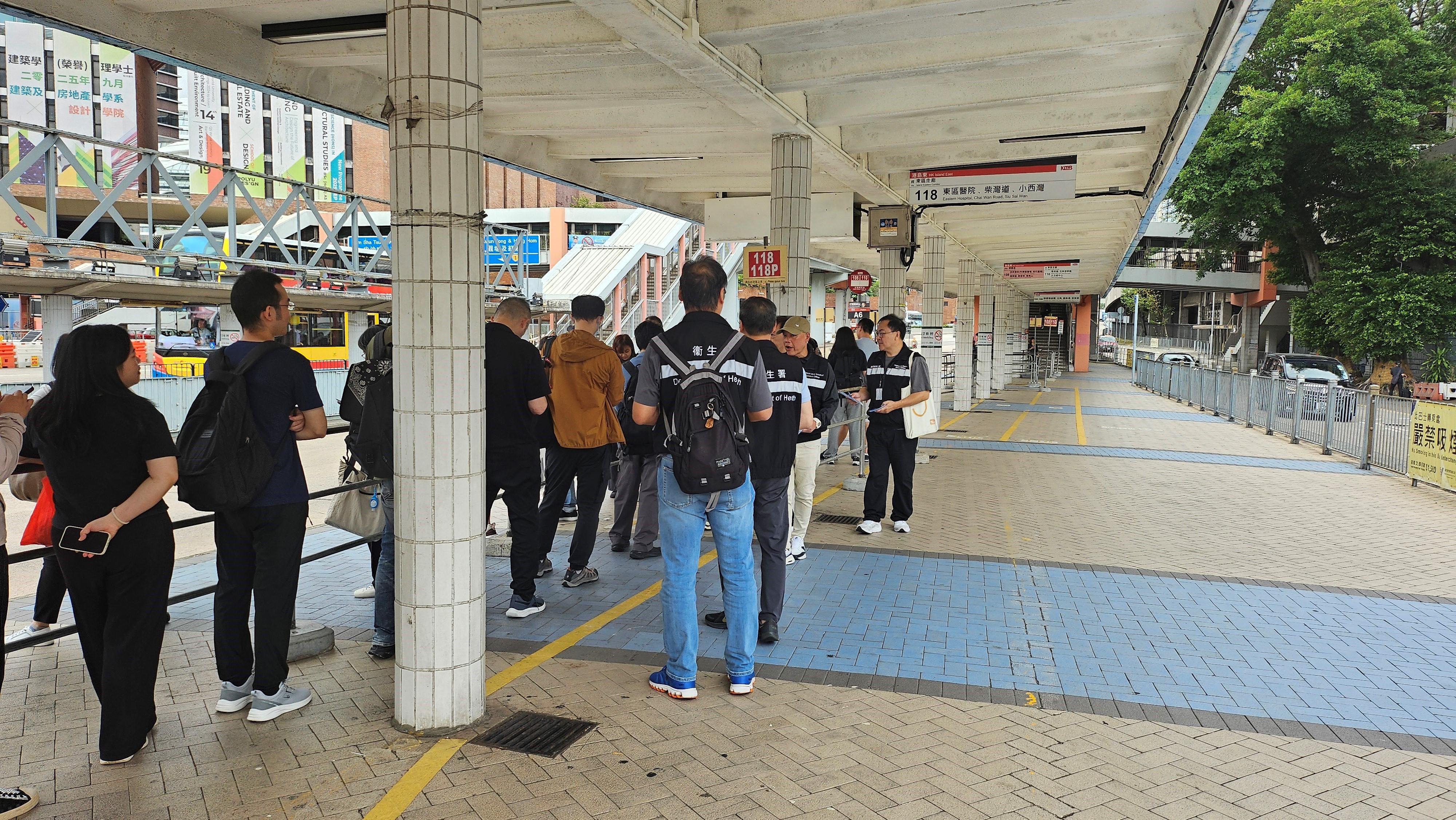 The Tobacco and Alcohol Control Office of the Department of Health conducted an enforcement operation codenamed "Laserflame" between October 29 and today (October 31) against illegal smoking in statutory no-smoking areas of public transport facilities and bus interchanges across the territory. Officers also publicised the relevant smoking ban regulations to members of the public. Photo shows officers distributing "Smoke-free Public Transport Carriers" pamphlets to pedestrians.